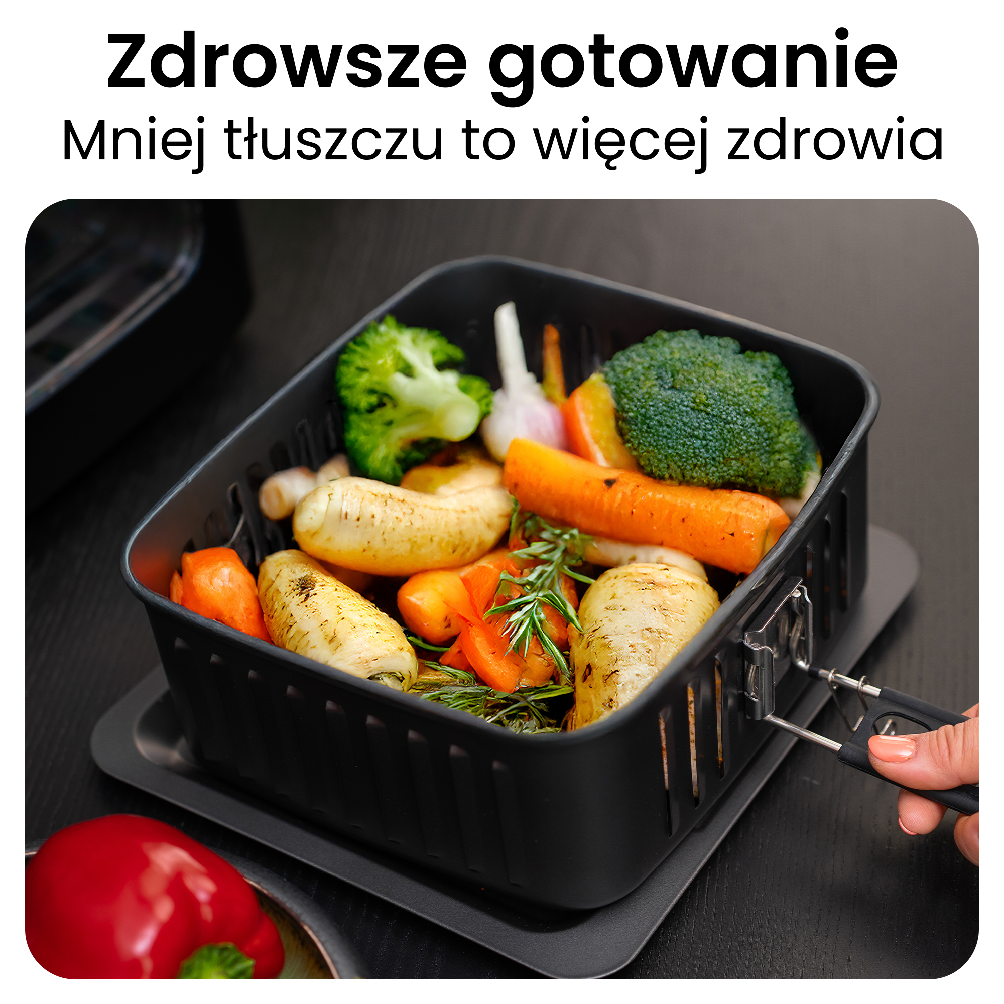 Warzywa takie jak brokuły, marchew i pasternak w czarnym koszyku frytkownicy beztłuszczowej.
