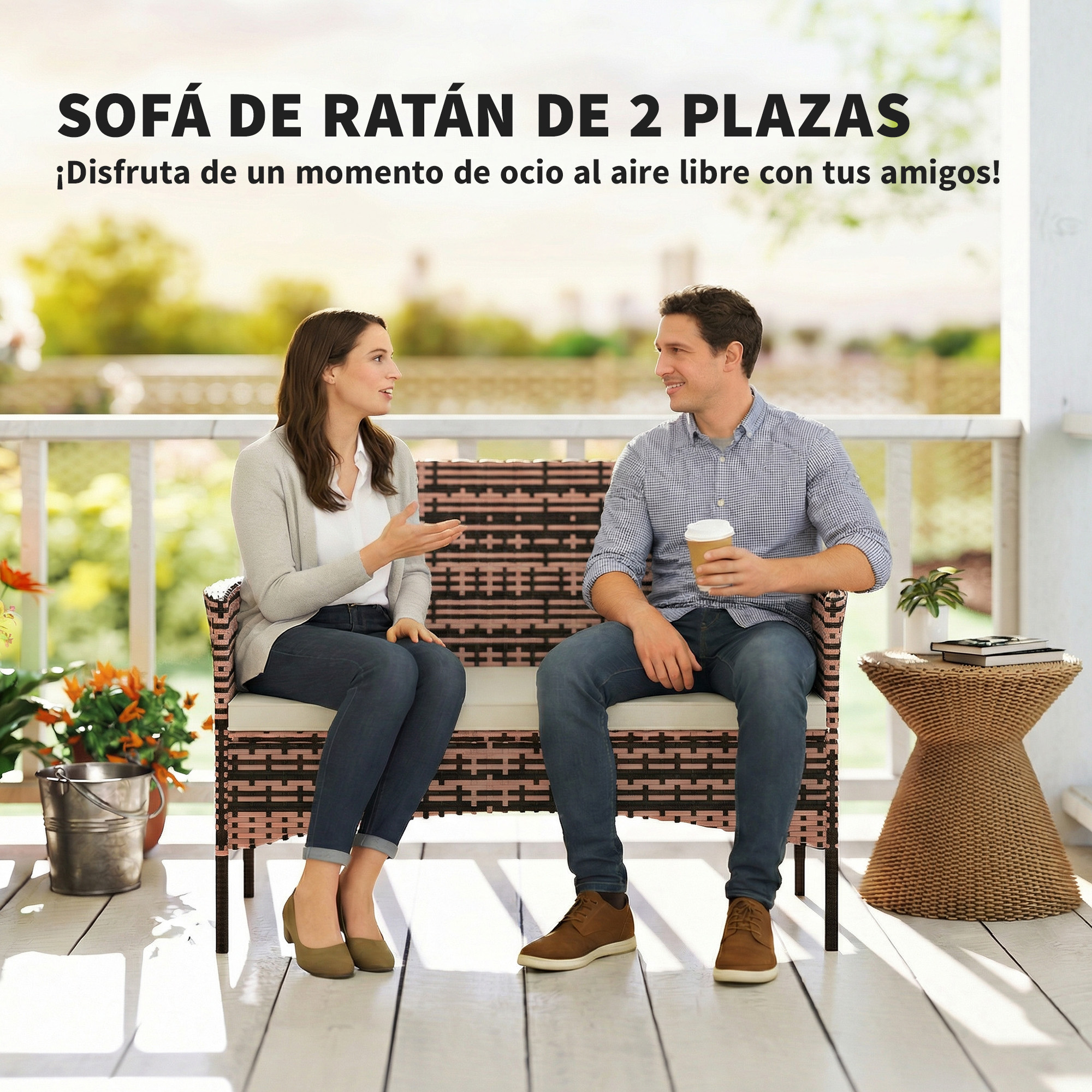 Hombre y mujer sentados en sofá de ratán exterior, hablando. Luz solar.