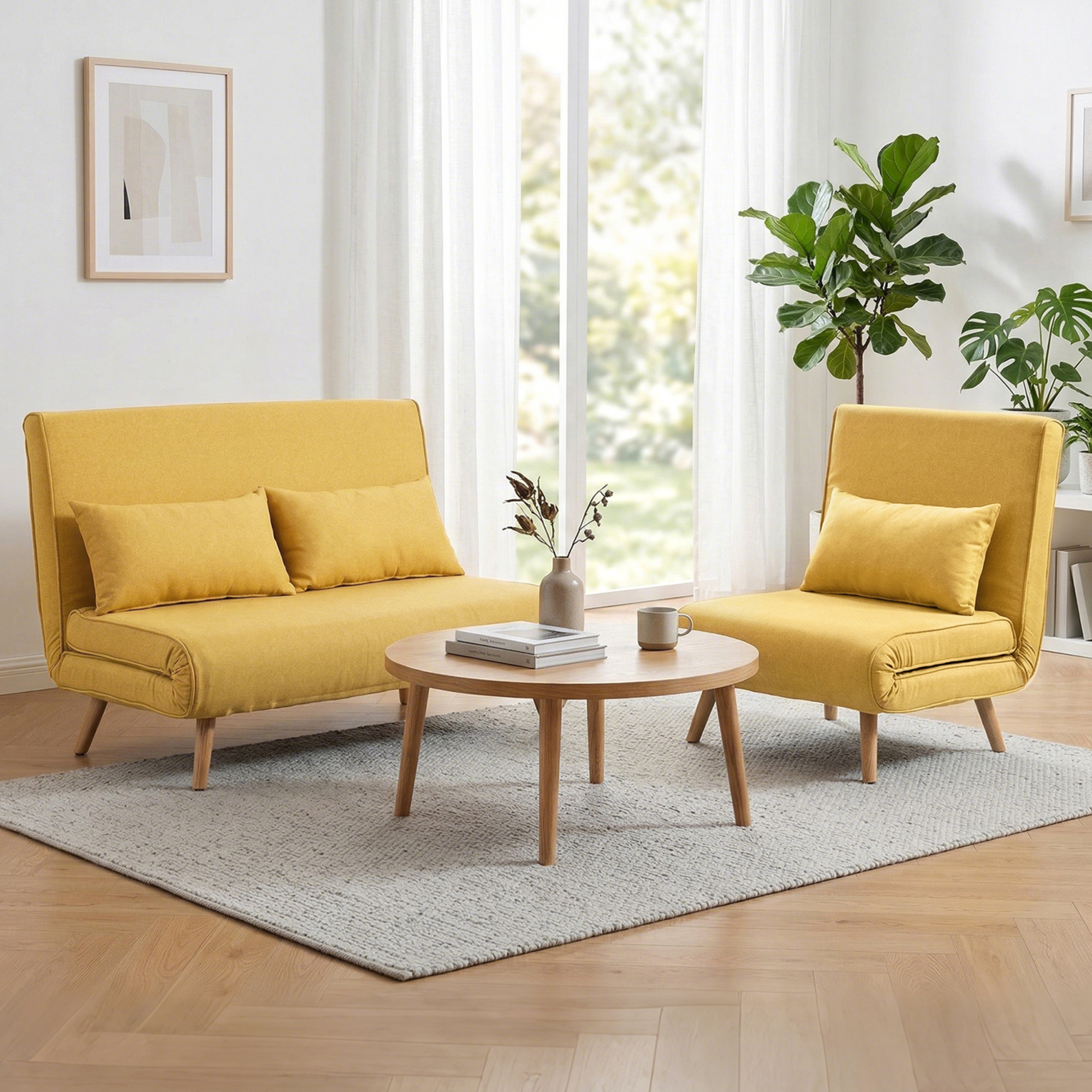Un sofá y sillón amarillos con mesa de madera y plantas.