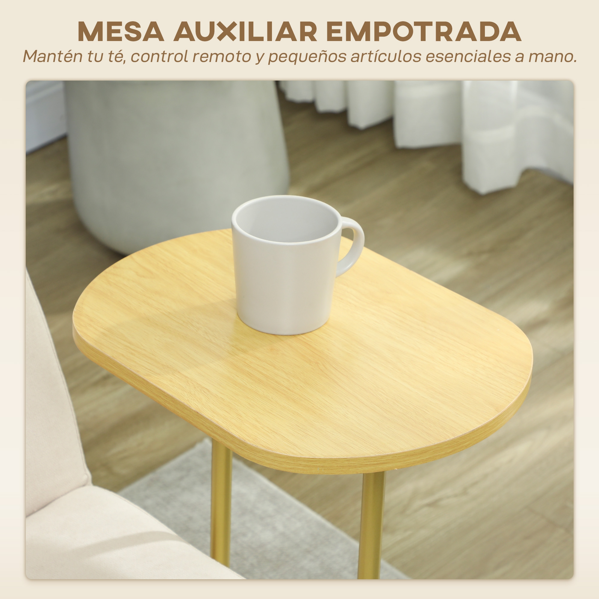 Una taza blanca sobre una mesa de madera clara con patas doradas.