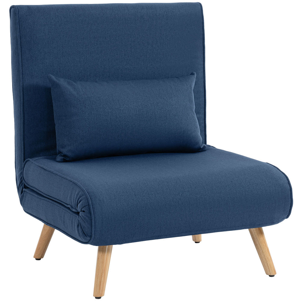 Un sillón azul con un cojín sobre cuatro patas de madera.