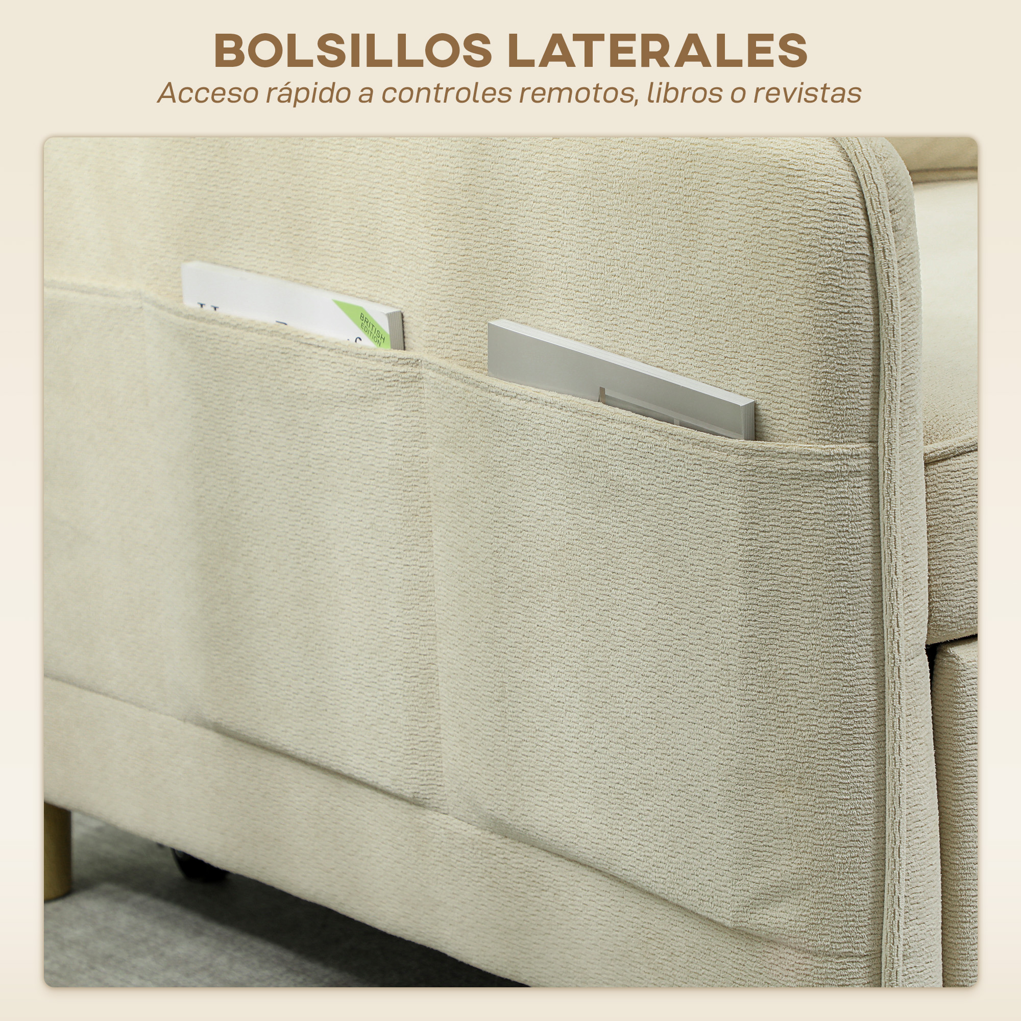 Bolsillo lateral de sofá de tela beige con libros y mandos.