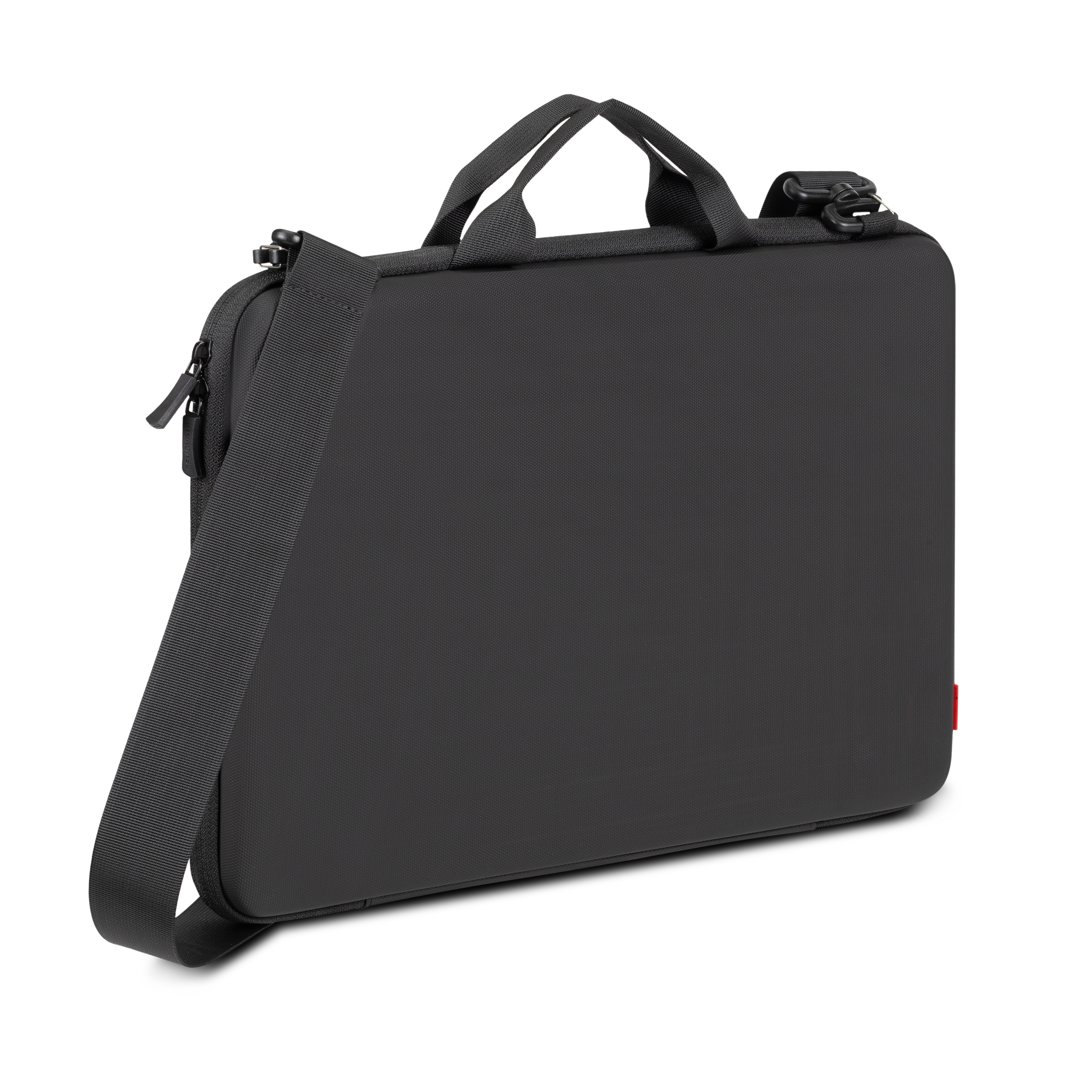 Czarna torba na laptopa z uchwytami i paskiem na ramię na białym tle.