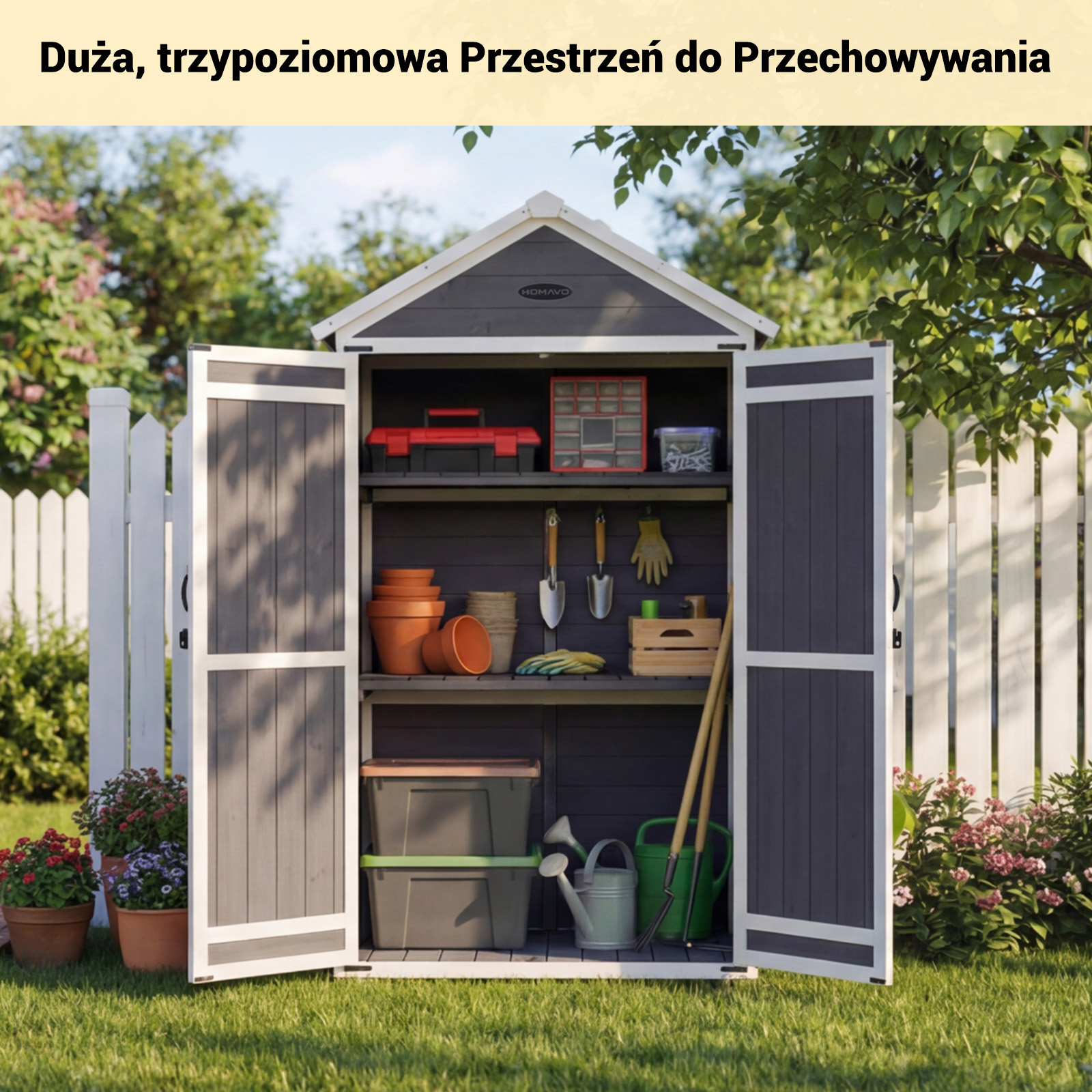 Ciemna szopa ogrodowa z otwartymi drzwiami, wypełniona narzędziami, donicami i pojemnikami.