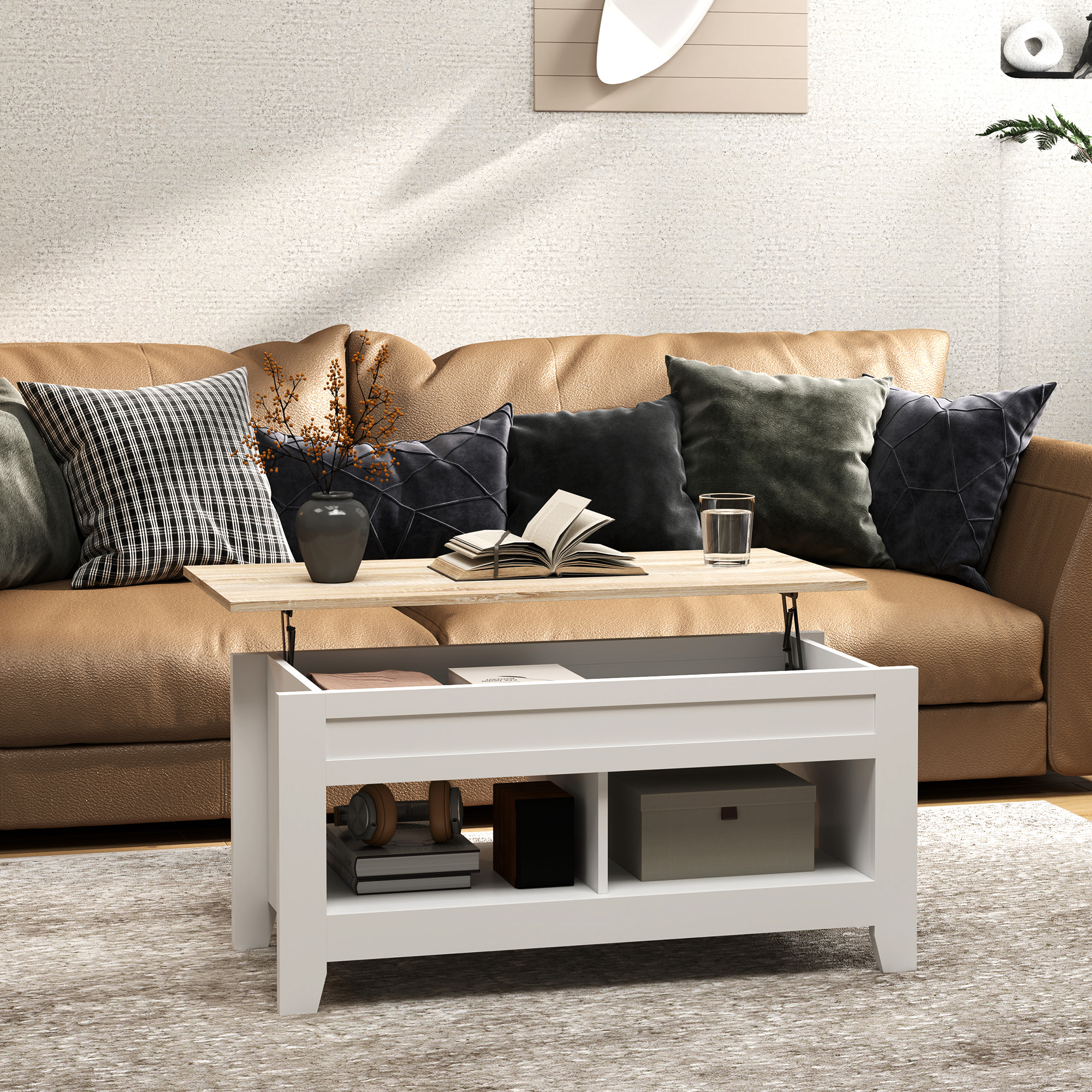 Una mesa de centro blanca con tapa elevable y almacenamiento abierto frente a un sofá de cuero marrón con cojines.