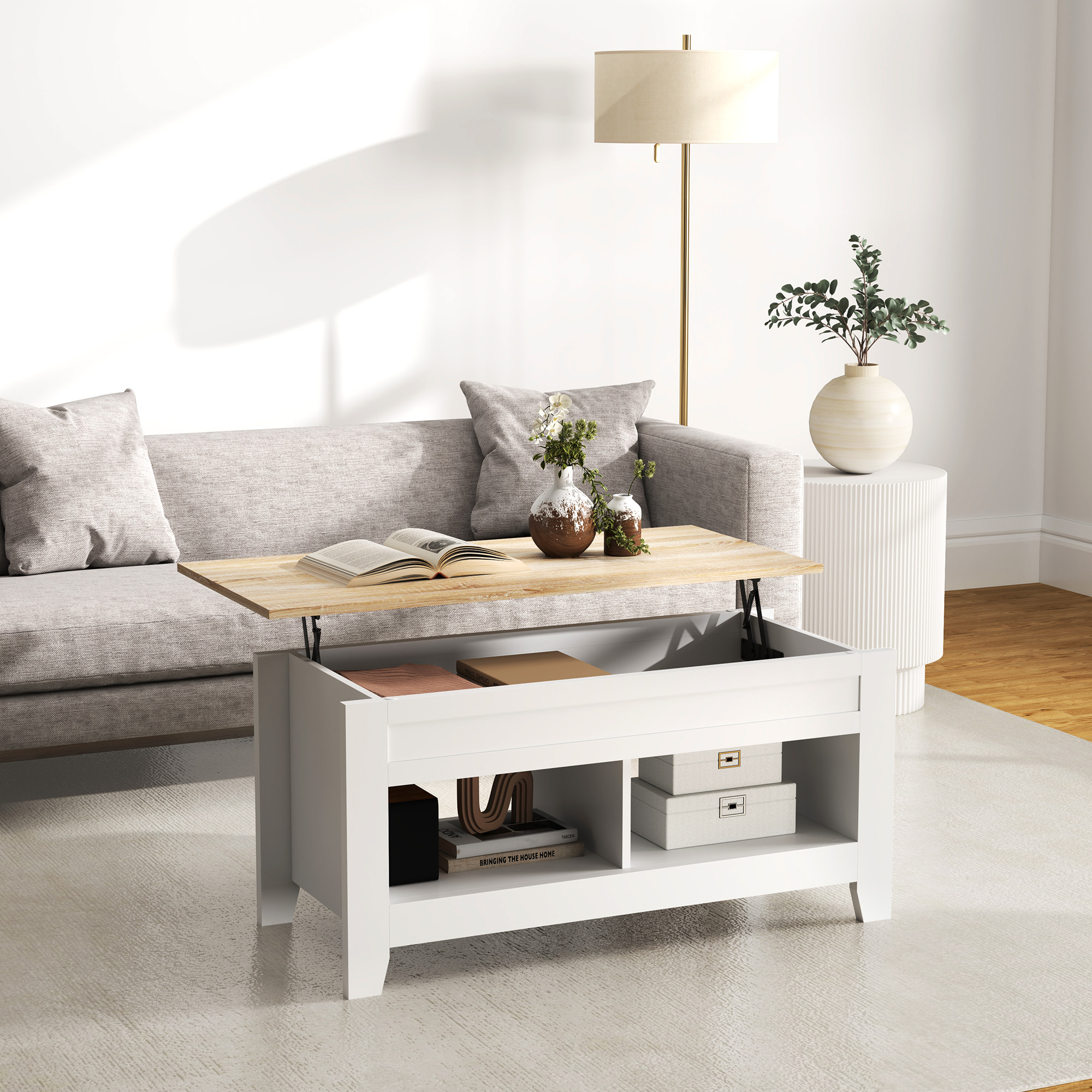 Una mesa de centro blanca con su tapa de madera levantada, junto a un sofá y una lámpara de pie.