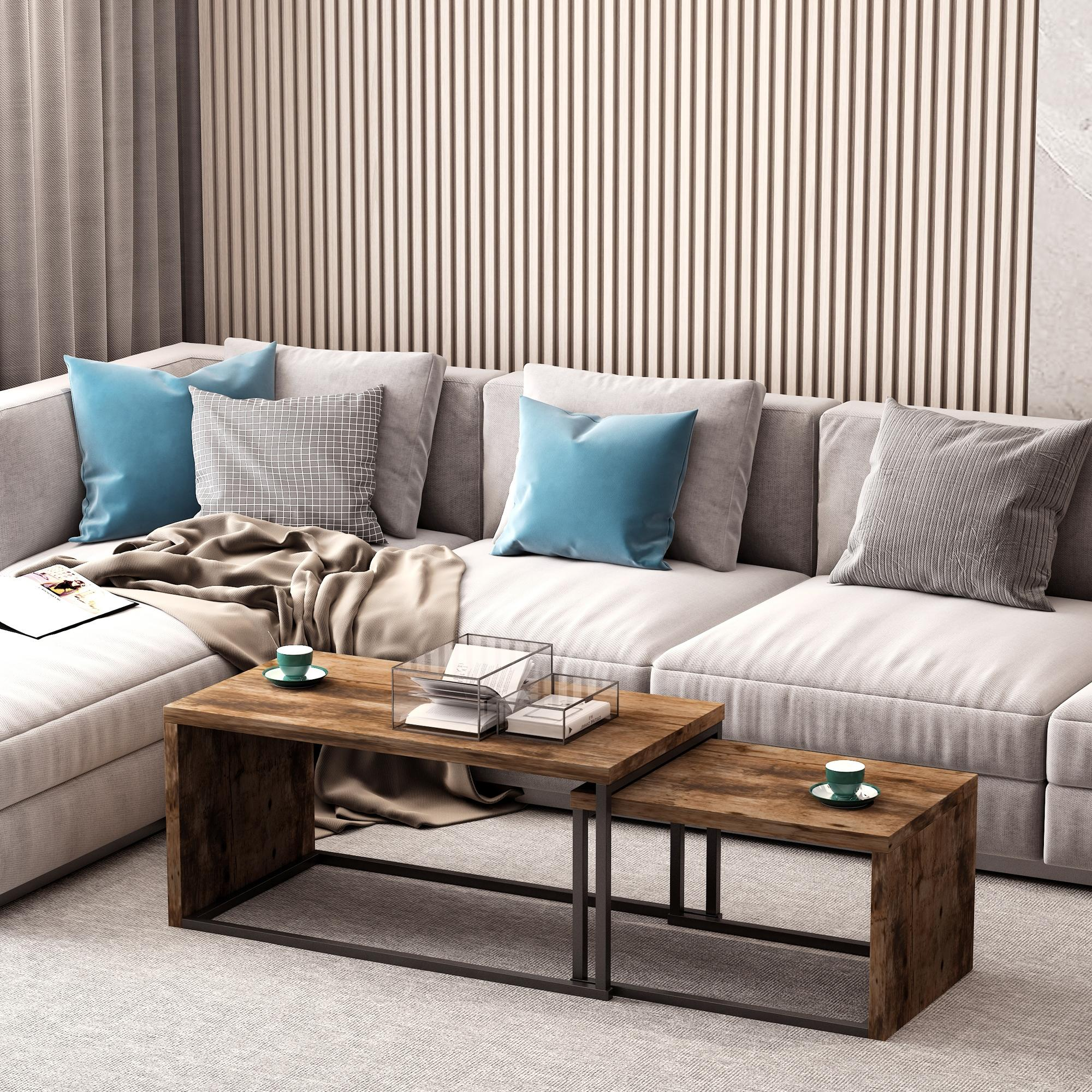 Un sofá seccional beige con cojines azules y grises, manta y mesas de madera.