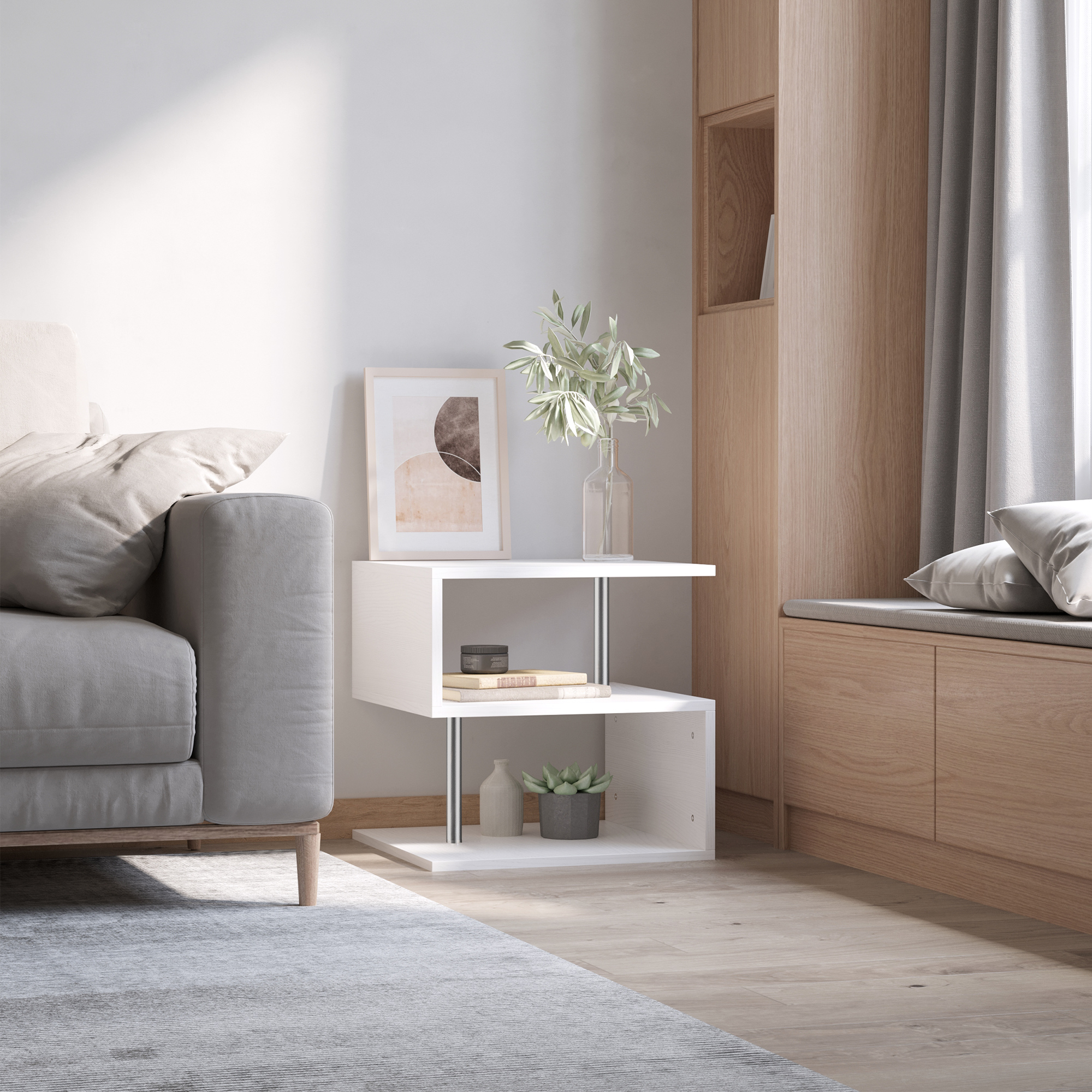 Un sofá gris claro junto a una mesa auxiliar blanca con objetos decorativos.