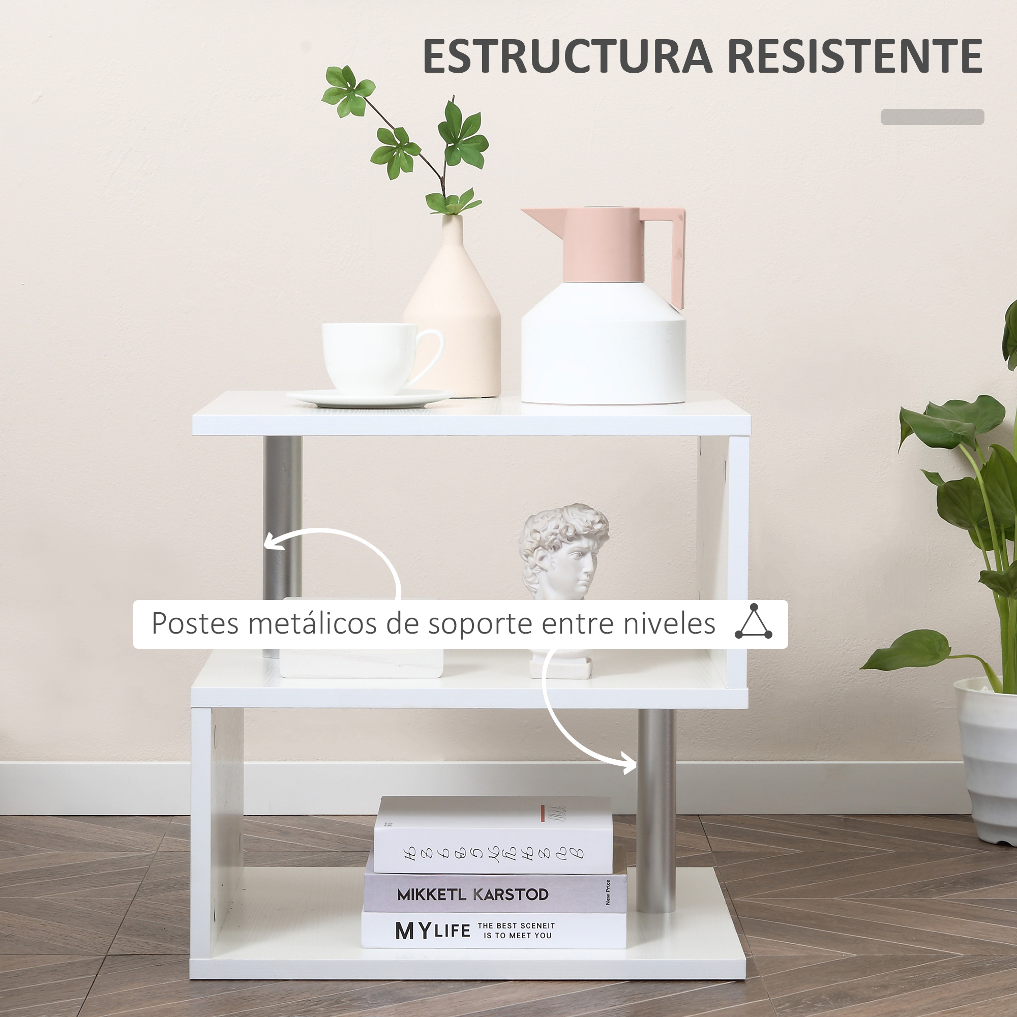 Un estante blanco con artículos decorativos: jarra, taza, escultura y libros.
