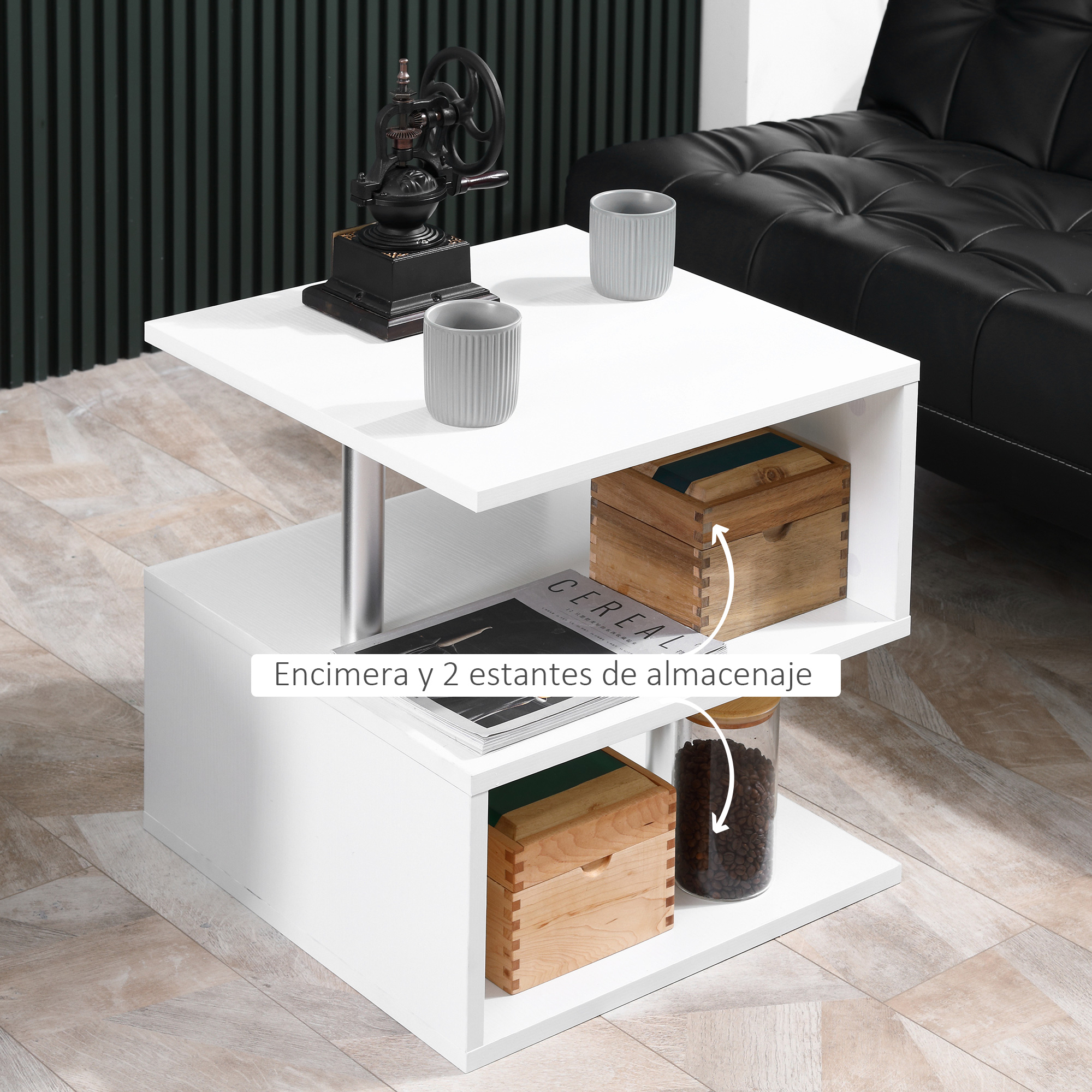 Mesa de centro blanca moderna con molinillo de café, tazas, cajas de madera y café.