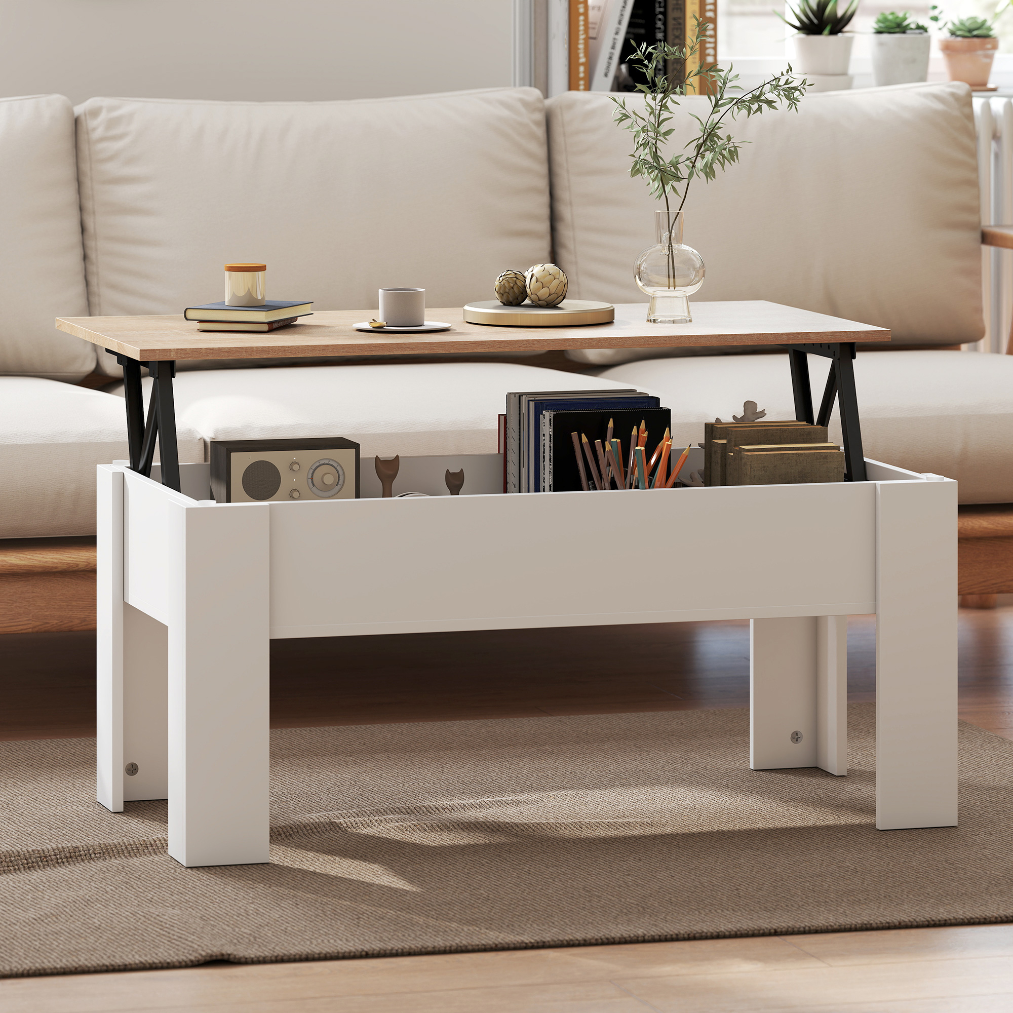 Mesa de centro elevable con superficie de madera con libros, taza y decoración.