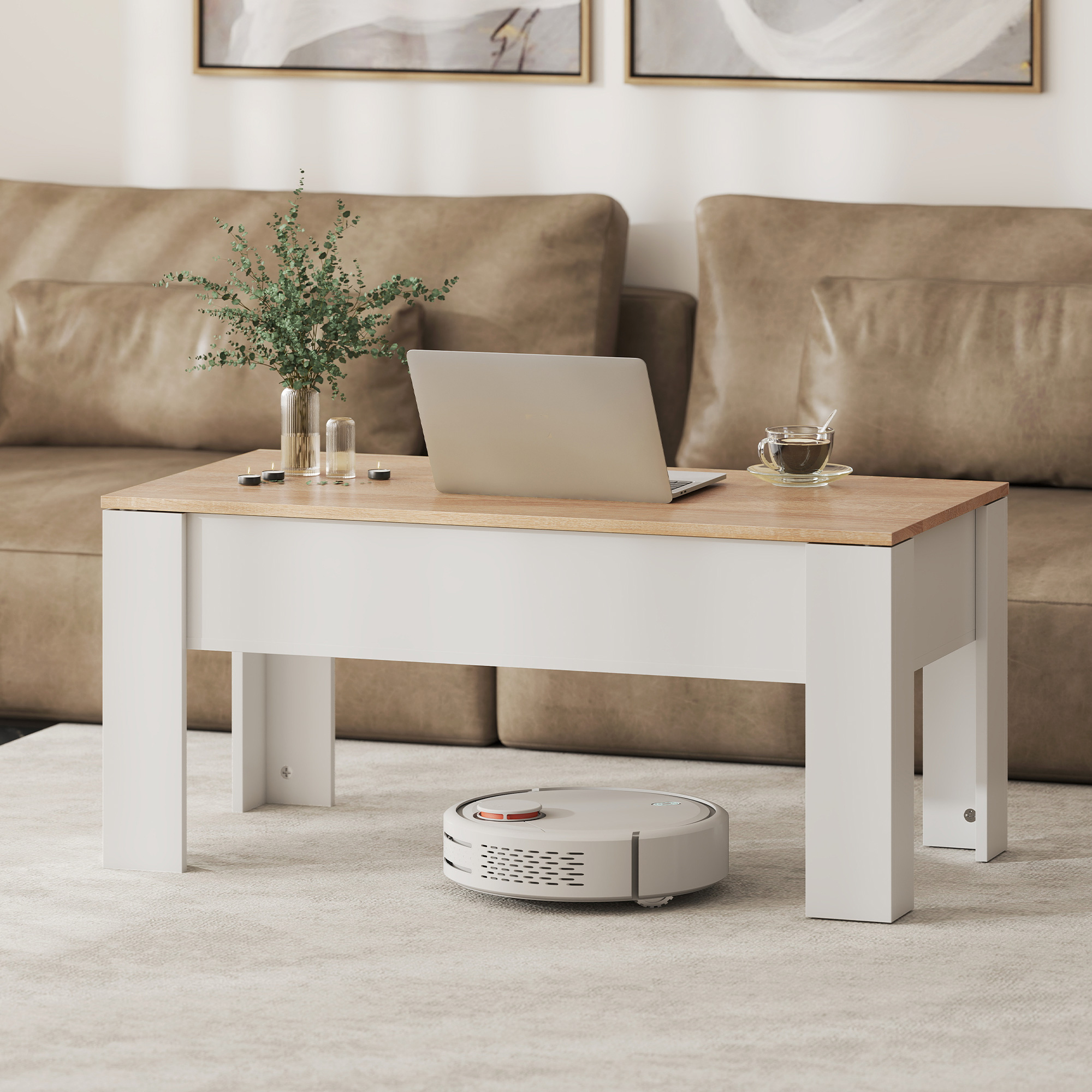 Una mesa de centro blanca con tapa de madera, portátil, café y velas delante de un sofá.
