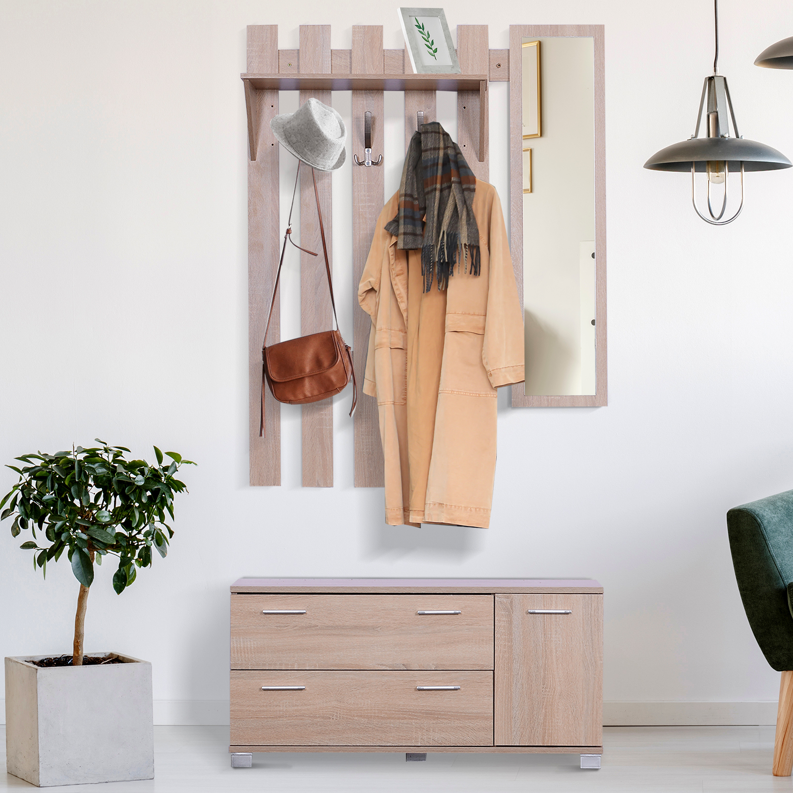 Perchero de madera con sombrero, bolso, abrigo, bufanda, espejo, planta y cómoda.