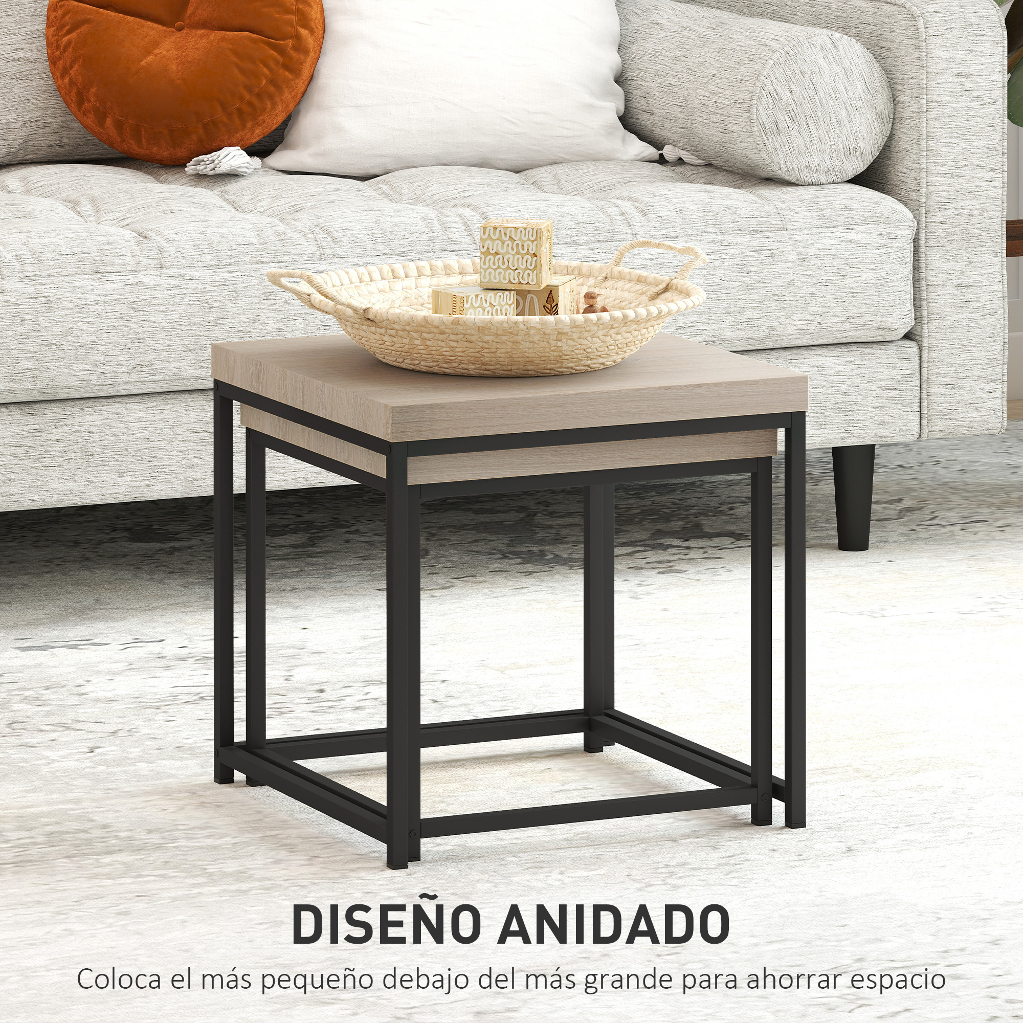 Una mesa auxiliar con tapa de madera y marco de metal negro junto a un sofá.