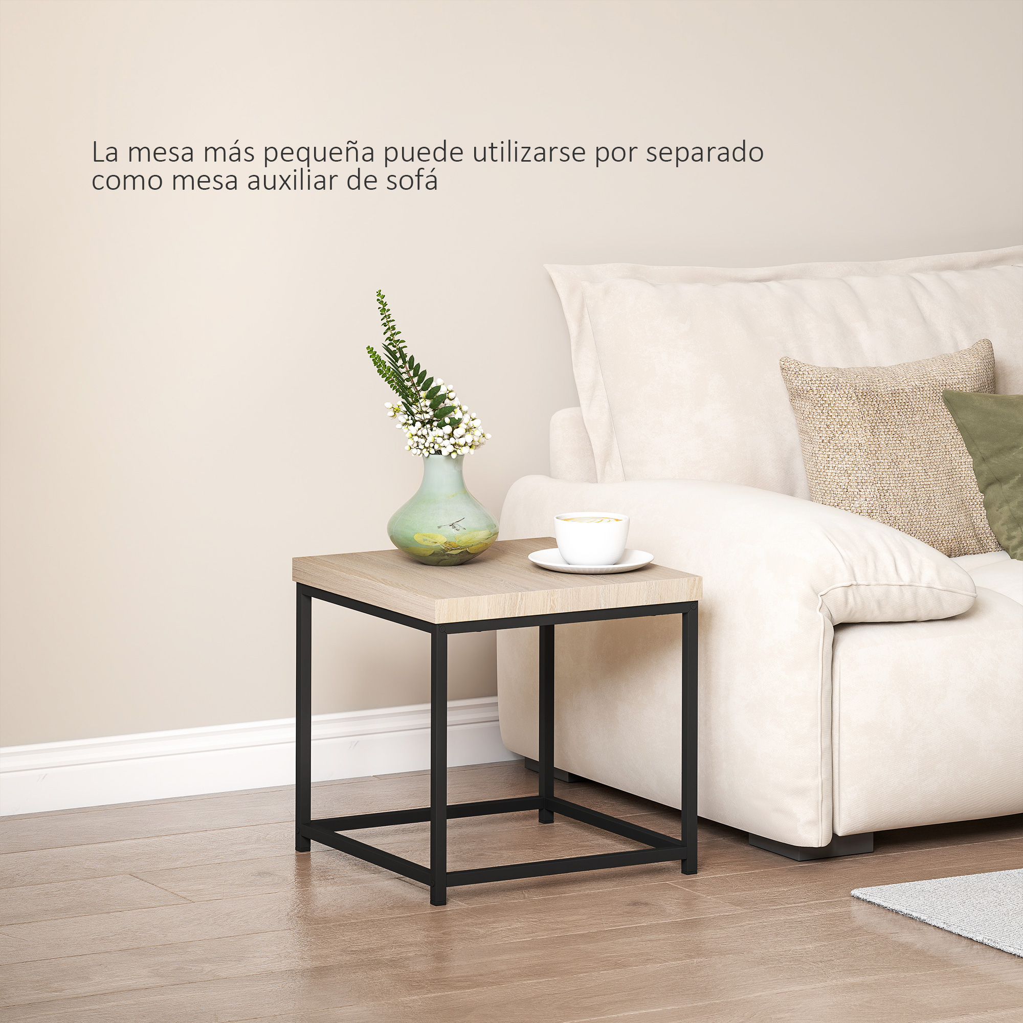 Una pequeña mesa auxiliar de madera con patas de metal negro junto a un sofá beige.