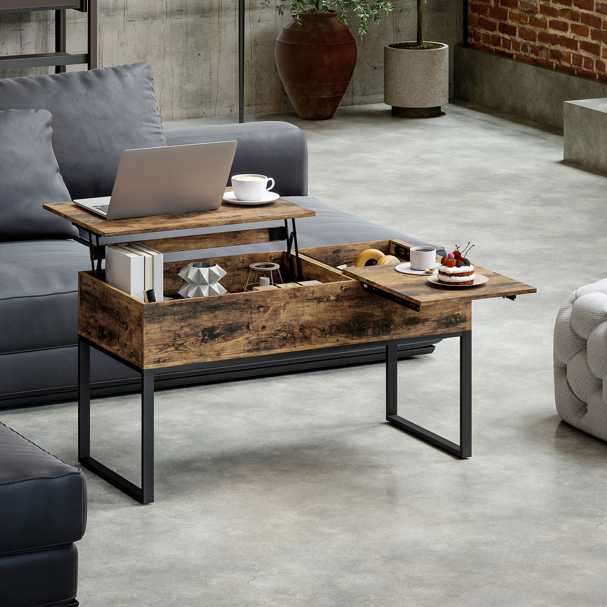Mesa de centro de madera elevable con portátil, café, pastel y libros.
