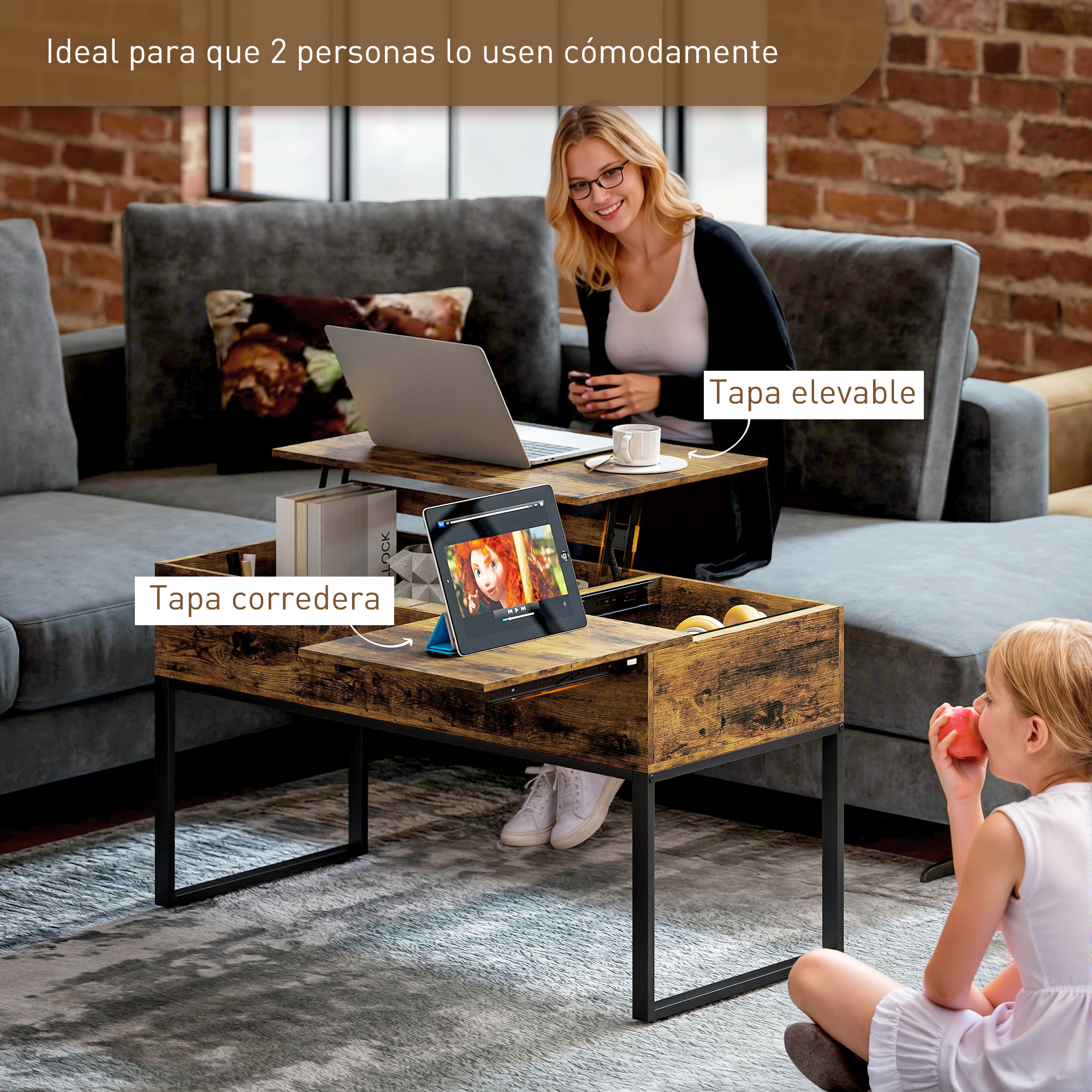 Mesa de centro elevable con portátil, tablet y mujer junto al sofá.
