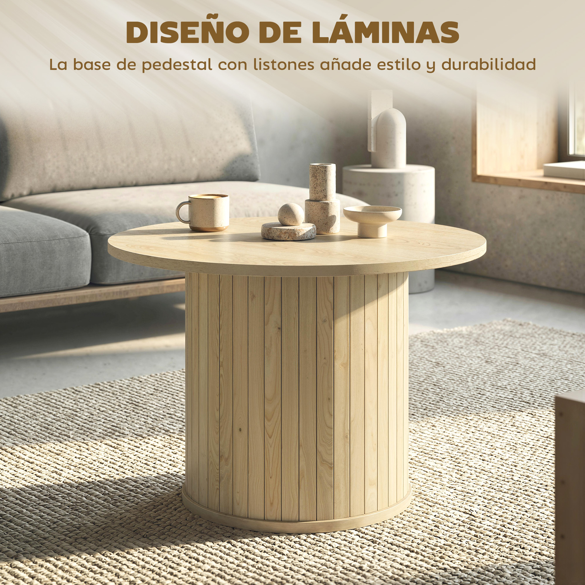 Una mesa redonda de madera con listones verticales está sobre una alfombra. Encima hay una taza y decoración.