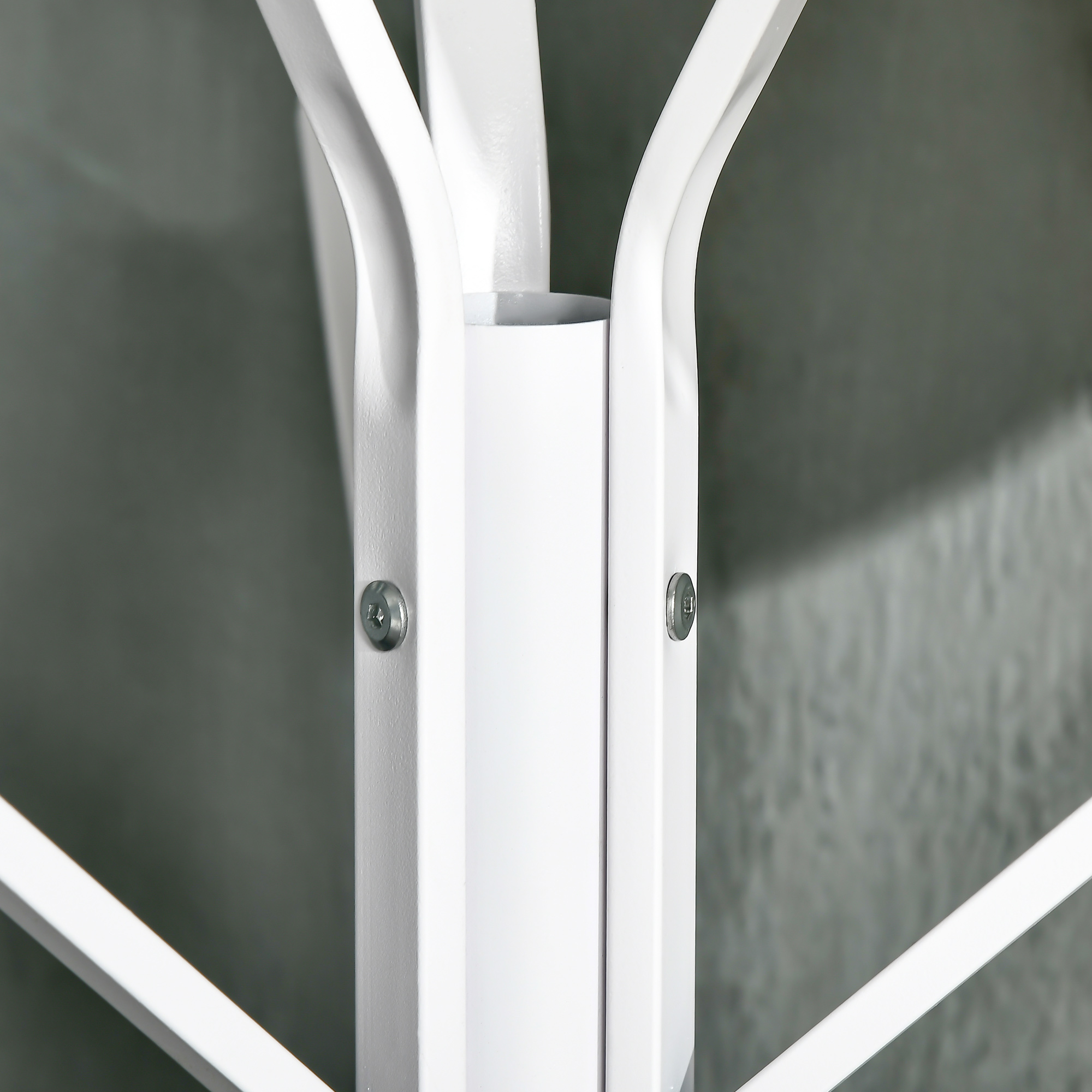 Estructura metálica blanca con tornillos, fondo gris.