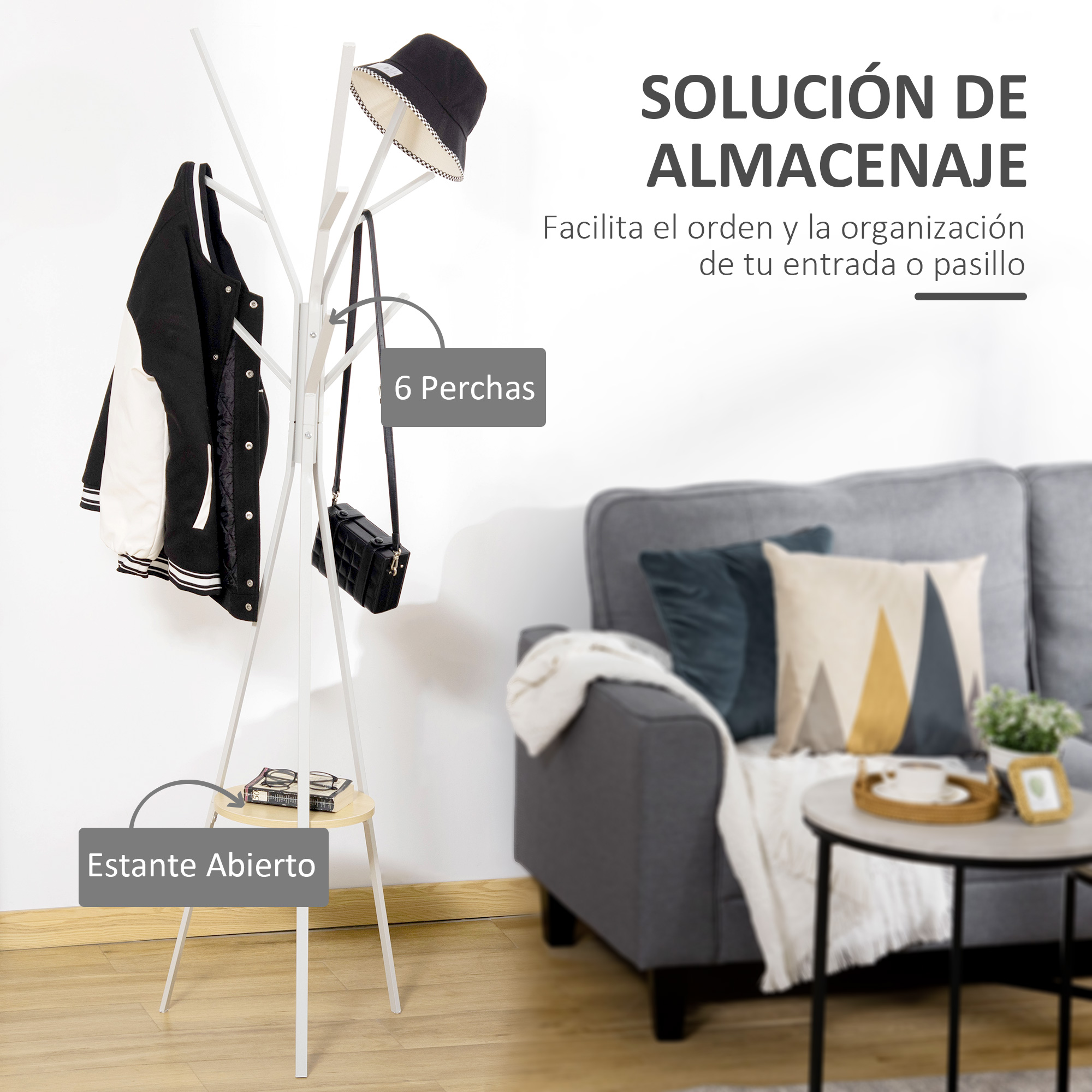 Perchero blanco con chaqueta, sombrero y bolso, junto a un sofá.