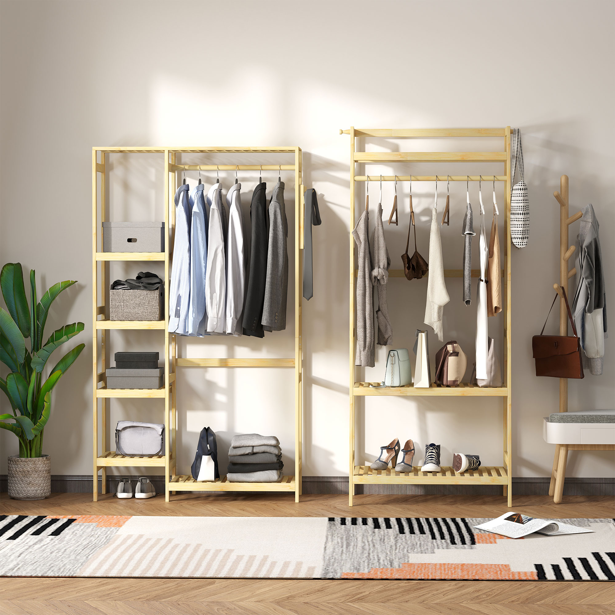 Percheros de madera con ropa y estantes, un banco y una planta cerca.