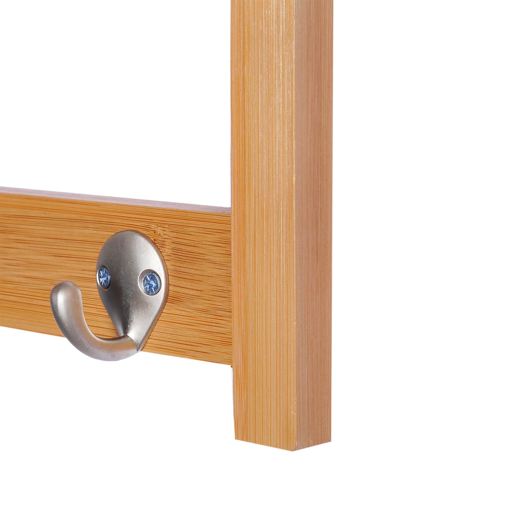Un gancho plateado está sujeto a una tabla de madera con tornillos.