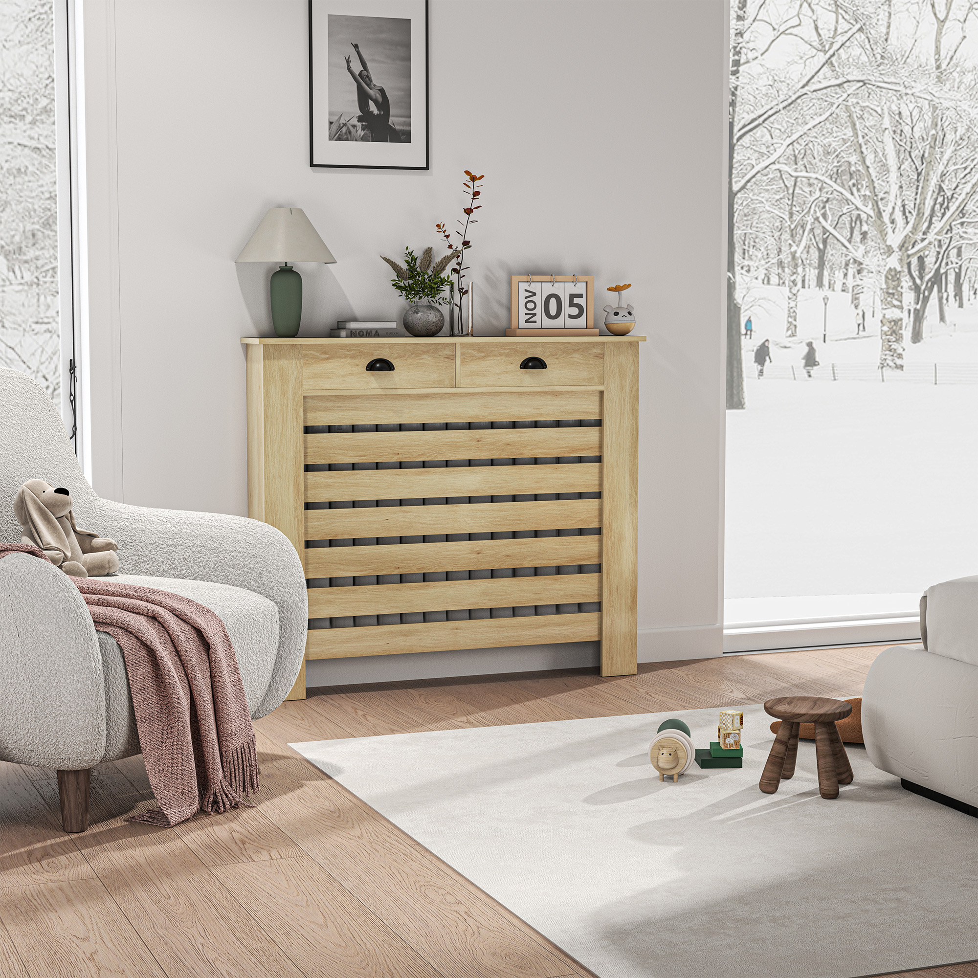 Acogedora sala de estar con sillón, calendario de madera y vista a un paisaje nevado.
