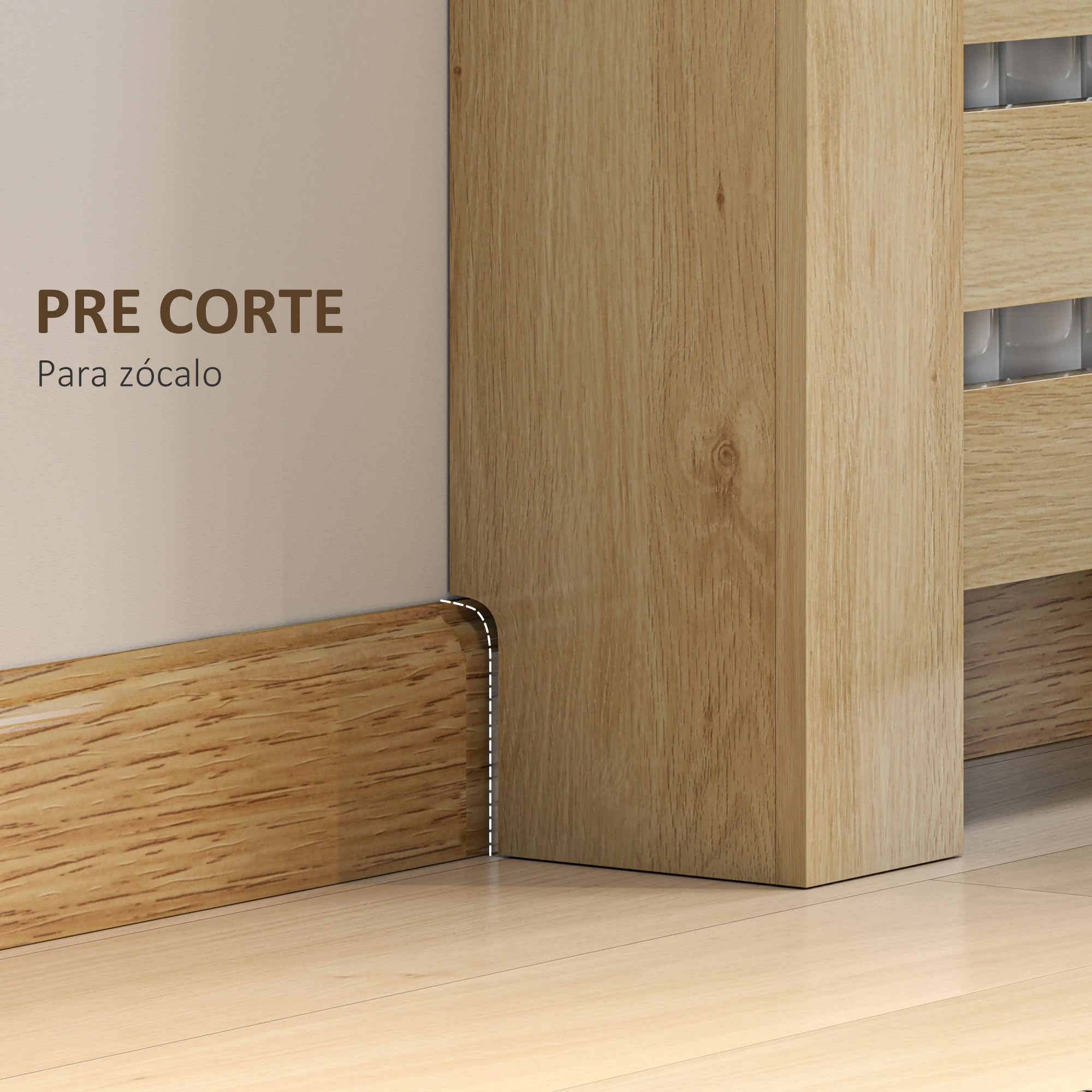 Rodapié de madera con veta de madera frente a pared clara y suelo de madera.