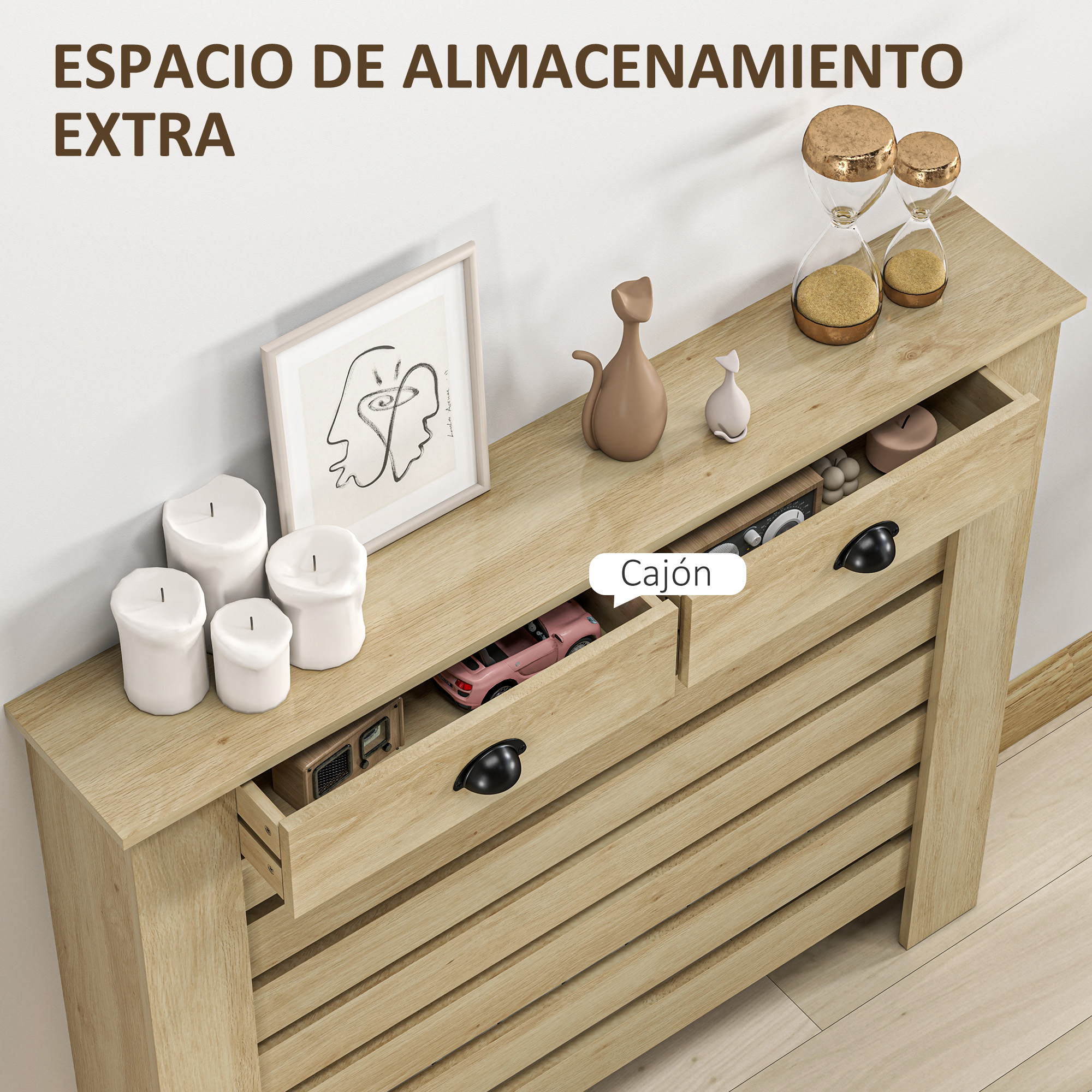 Un mueble de madera con cajones. Encima hay velas, un jarrón, relojes de arena y un cuadro.