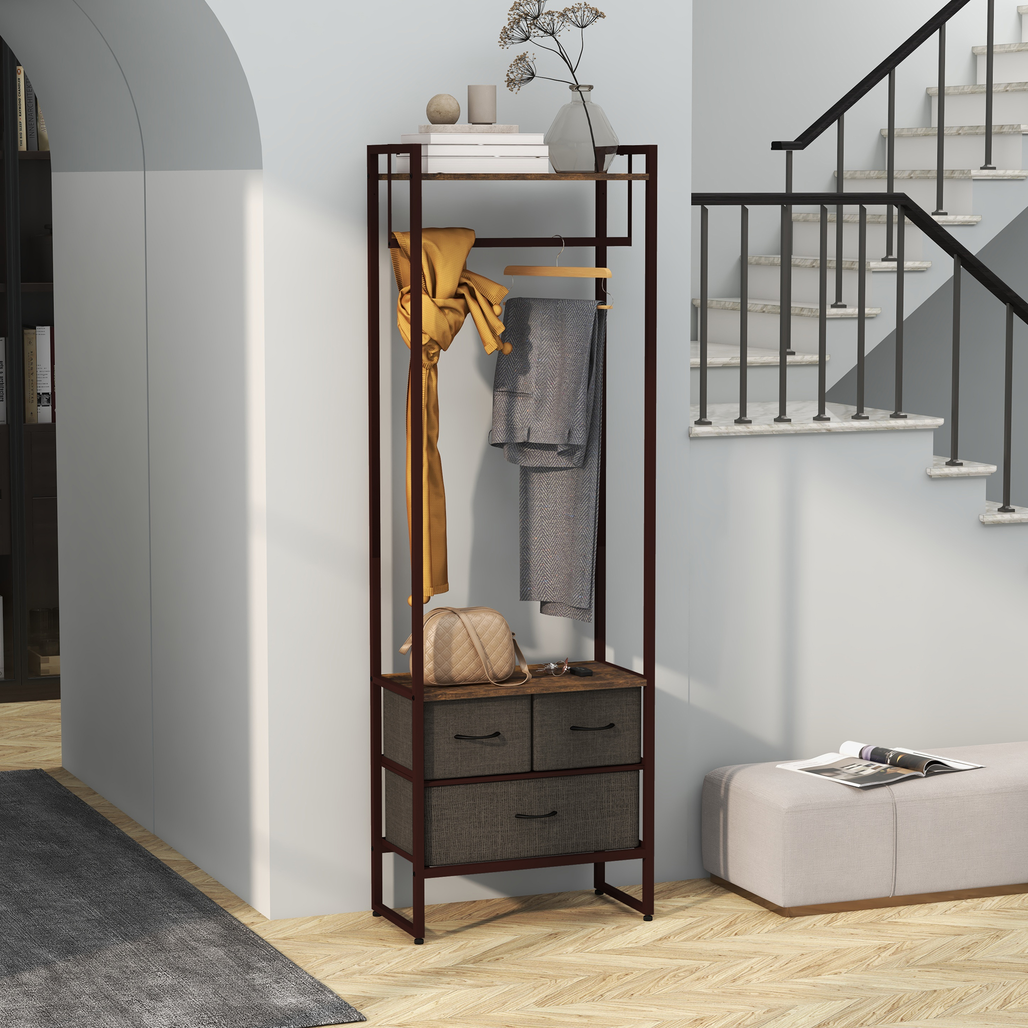 Perchero de pasillo con ropa, bolso, cajones y decoración sobre suelo de madera.