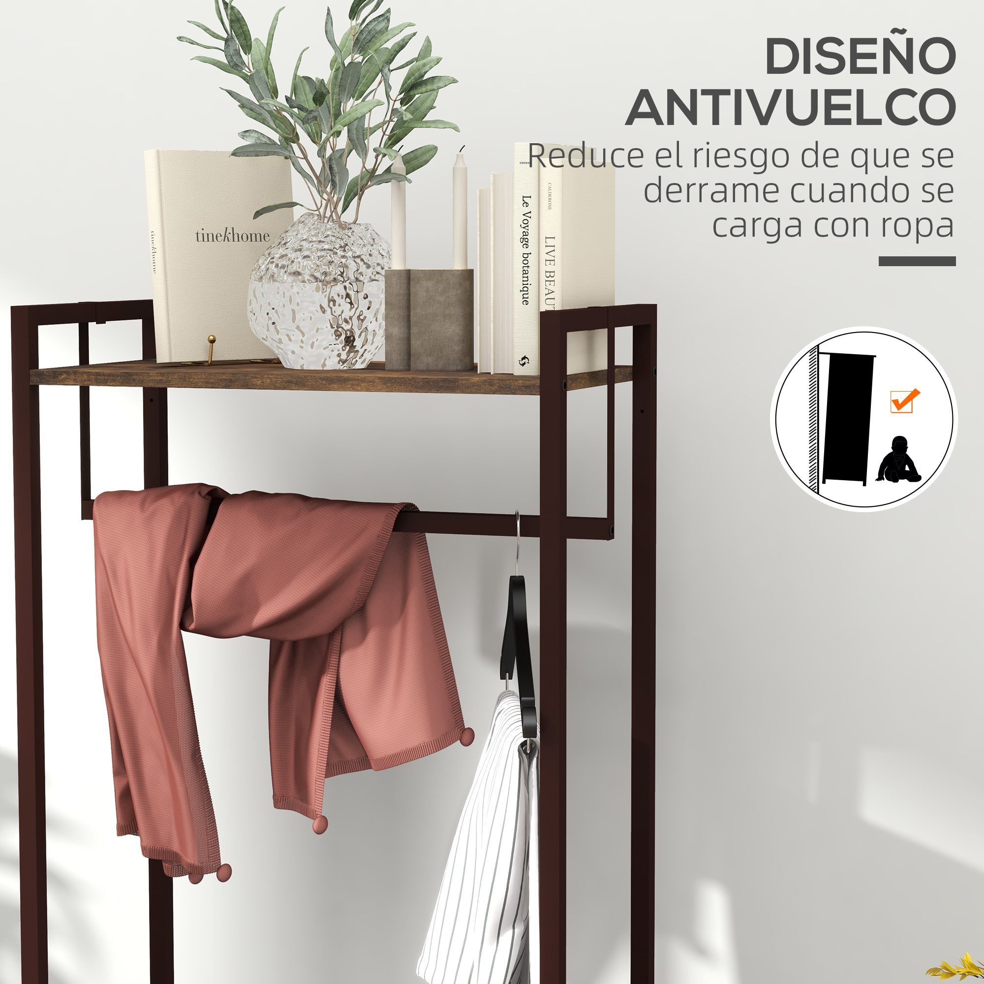 Estante metálico marrón con libros, jarrón, bufanda y camisa a rayas. Icono antivuelco.