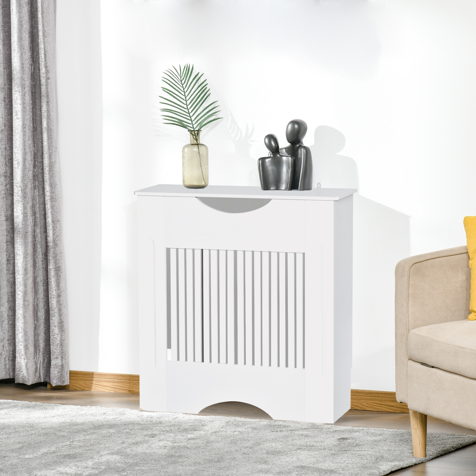 Una cubierta de radiador blanca con decoraciones y cortinas.