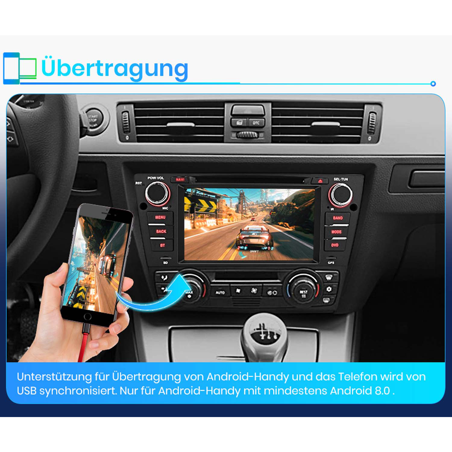 Hand hält Smartphone mit Ladekabel, verbunden mit Autoradio. Spiel läuft.
