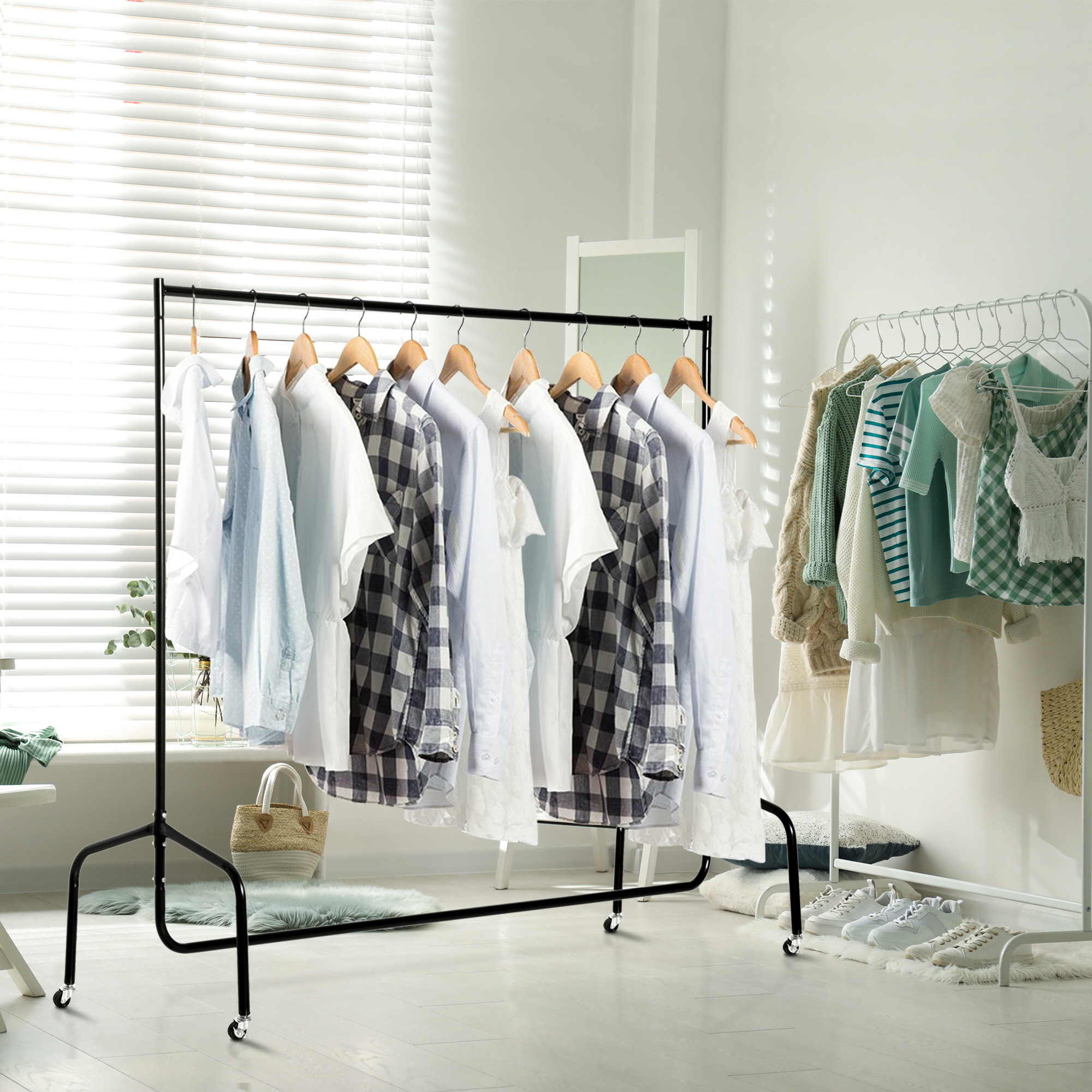 Stender per abiti con vestiti, scarpe e accessori in una stanza luminosa.