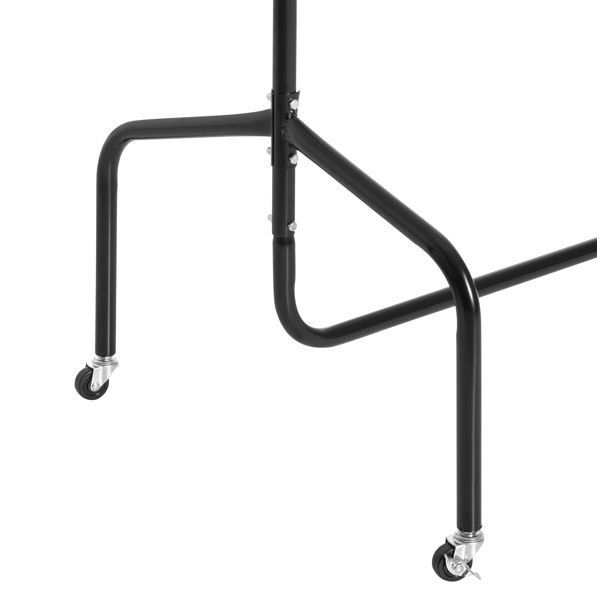 Struttura in metallo nero con ruote e bulloni, primo piano.