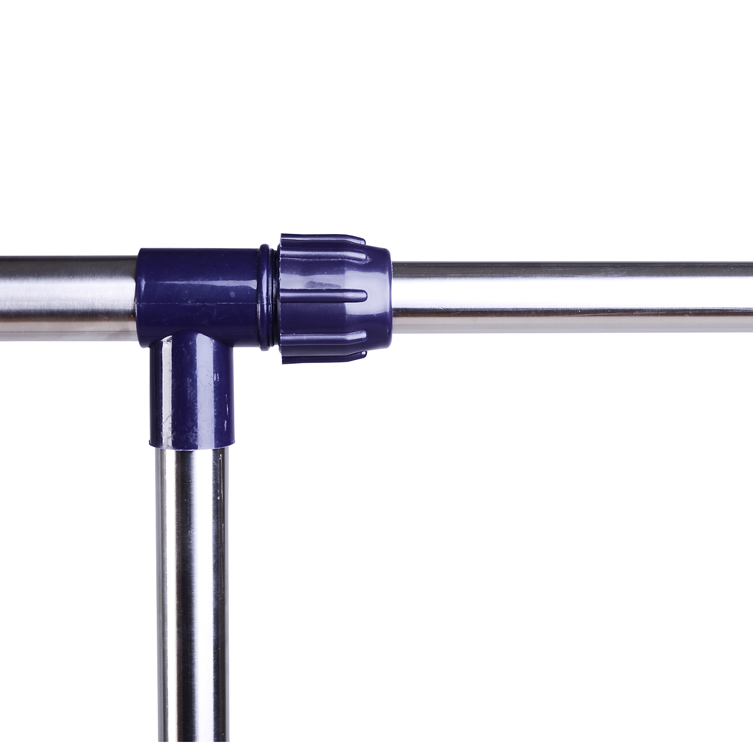 Una tubería plateada se conecta a un conector de plástico azul.