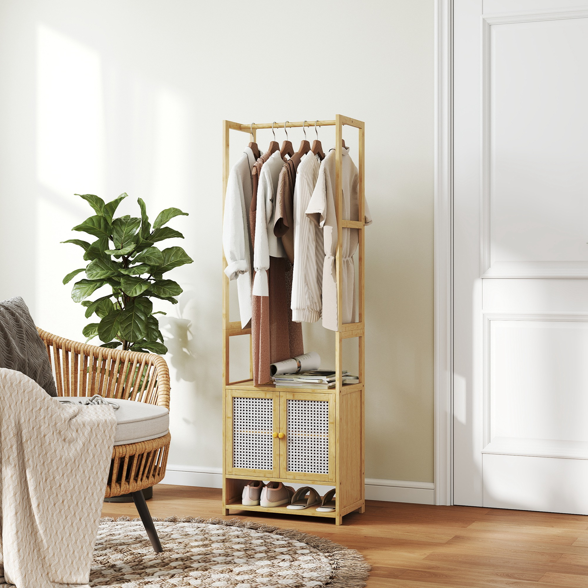 Un perchero de madera con ropa, una silla de mimbre con manta, planta, alfombra y puerta.