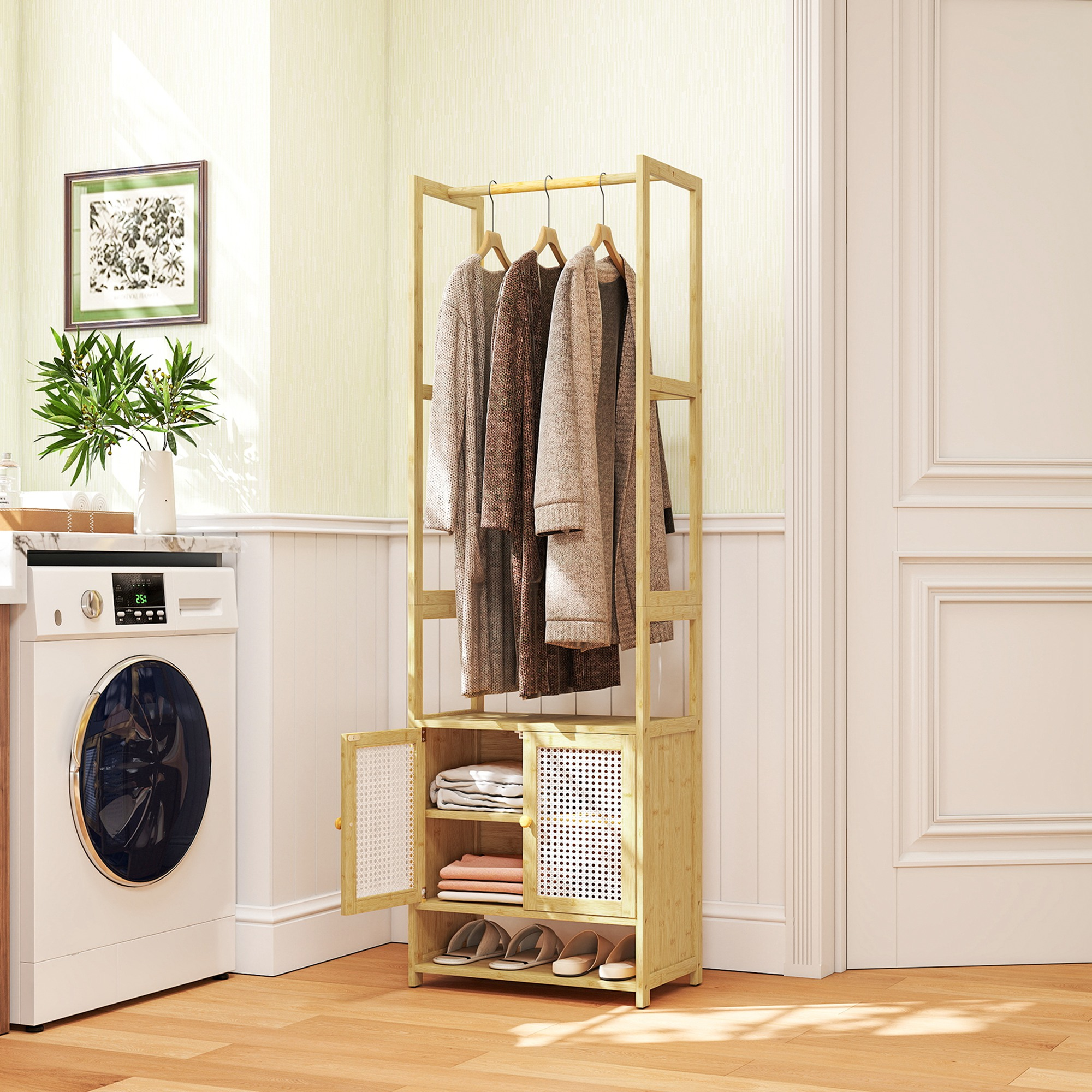 Estante de madera con ropa, lavadora, planta y puerta.