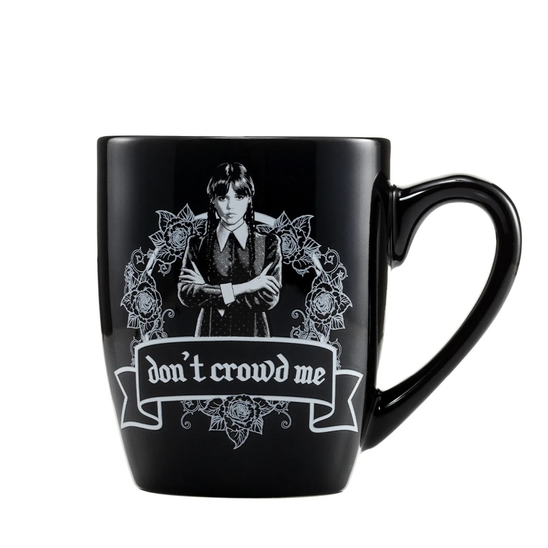 Czarny kubek z Wednesday Addams, wieńcem róż i napisem 'don't crowd me'.