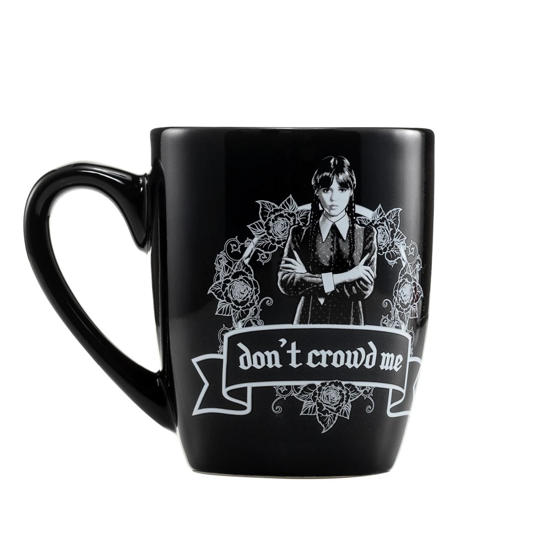 Czarny kubek z Wednesday Addams i napisem „don't crowd me”.