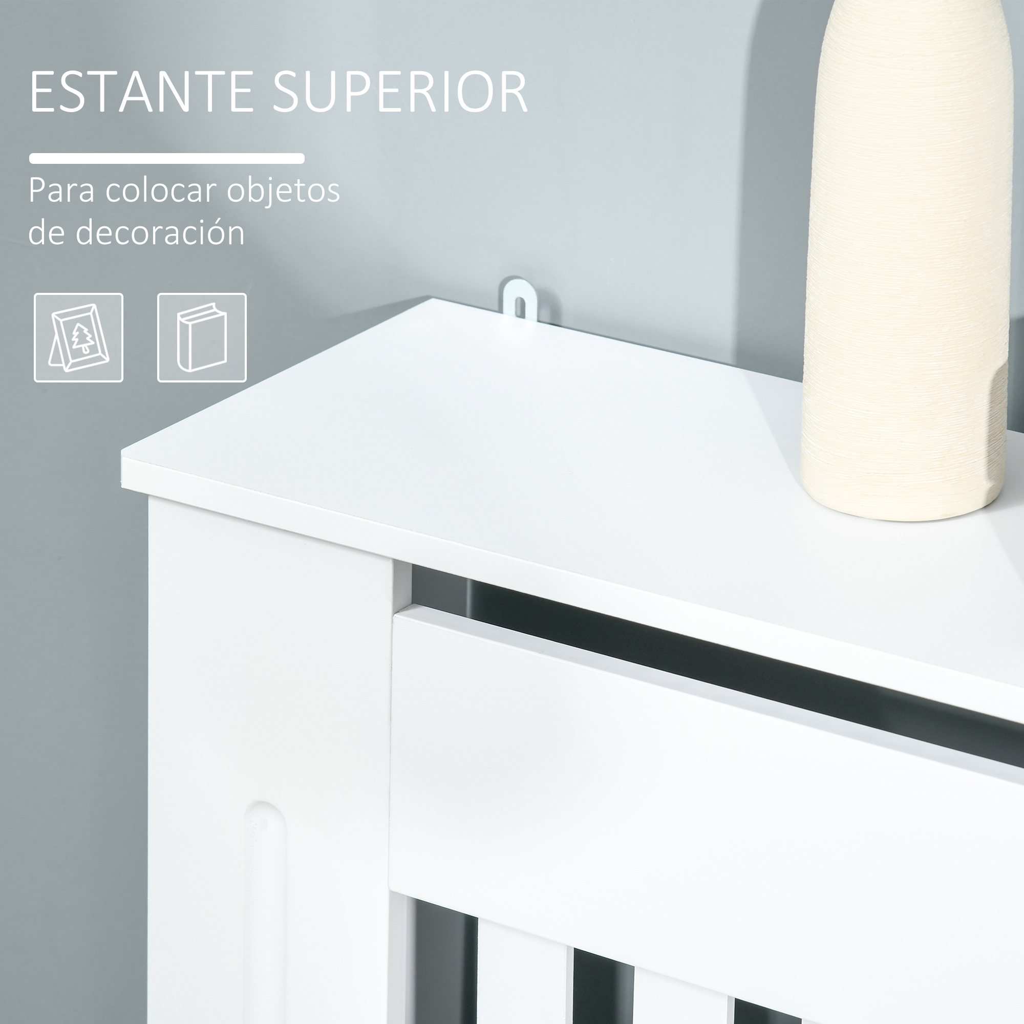 Un estante blanco con un jarrón encima e íconos decorativos.