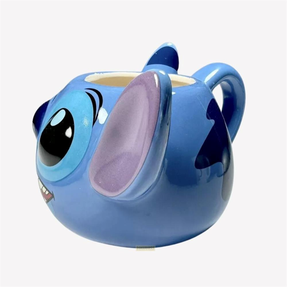 Niebieski kubek Stitch z dużymi oczami i fioletowymi uszami na białym tle.