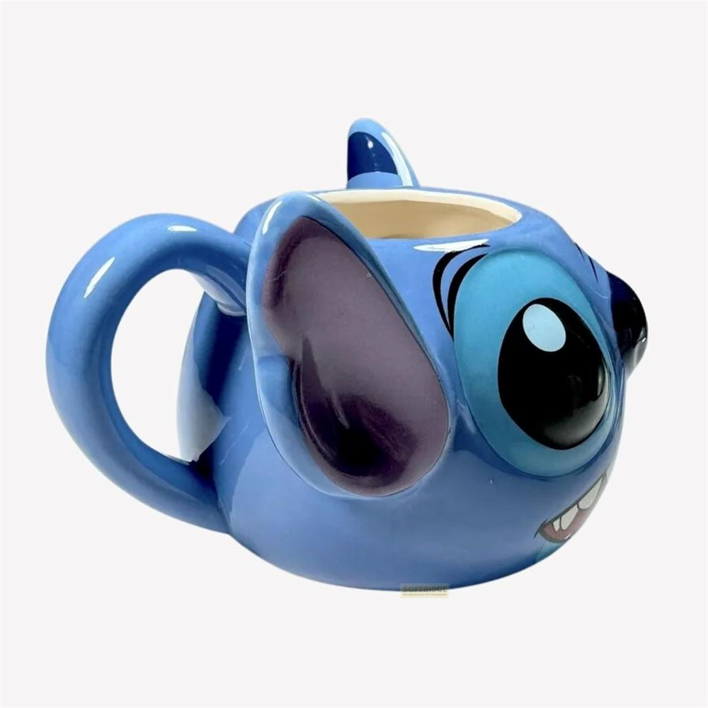 Niebieski kubek Stitch z dużymi uszami, oczami i uśmiechniętymi ustami.