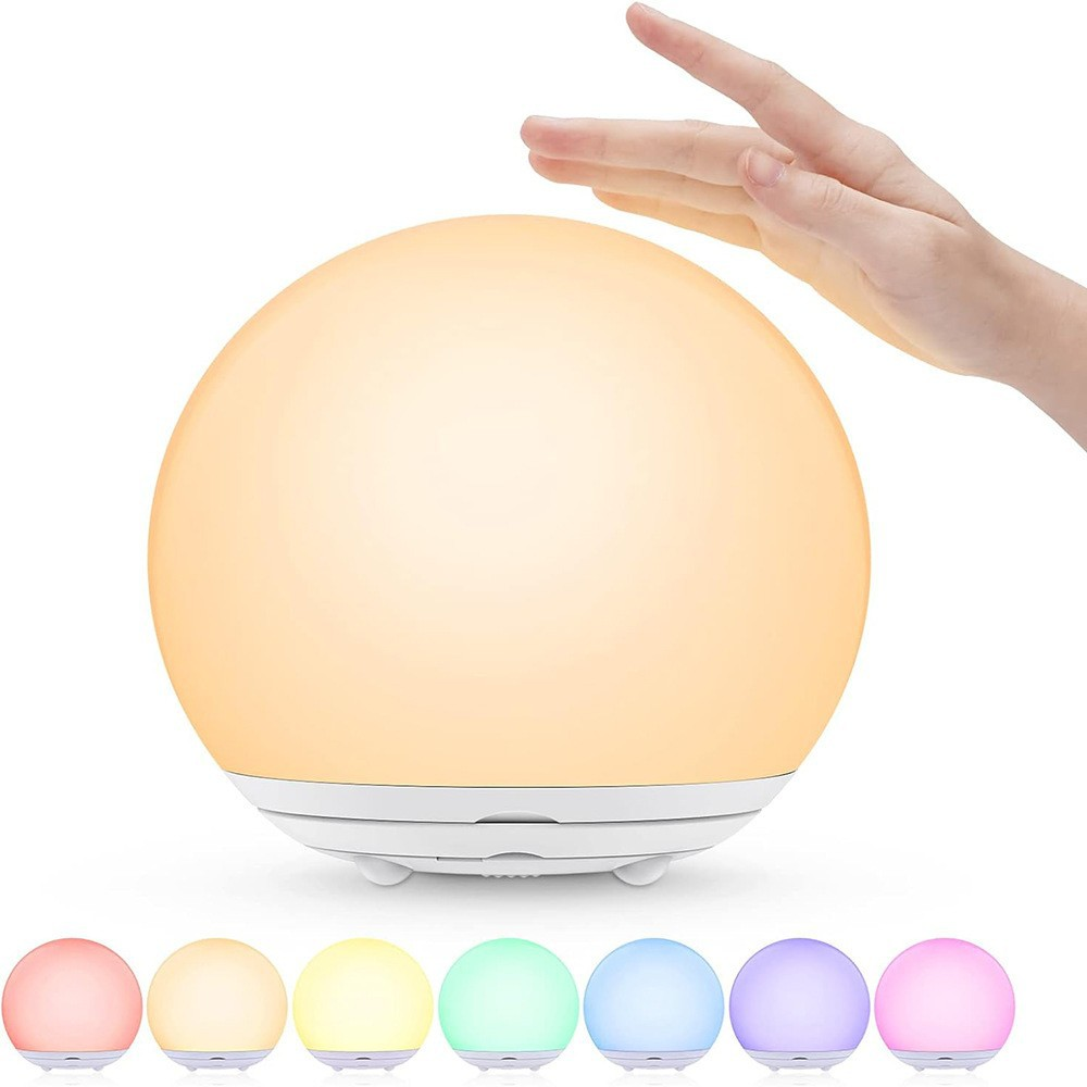 Eine Hand berührt eine leuchtende Kugel, daneben sieben kleine bunte Lichter.