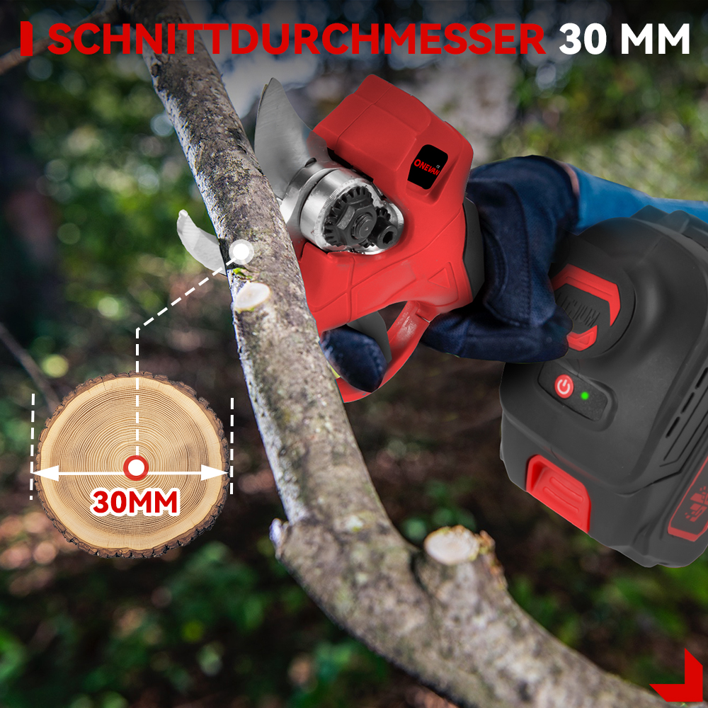 Elektrische Astschere schneidet Ast mit 30mm Durchmesser.