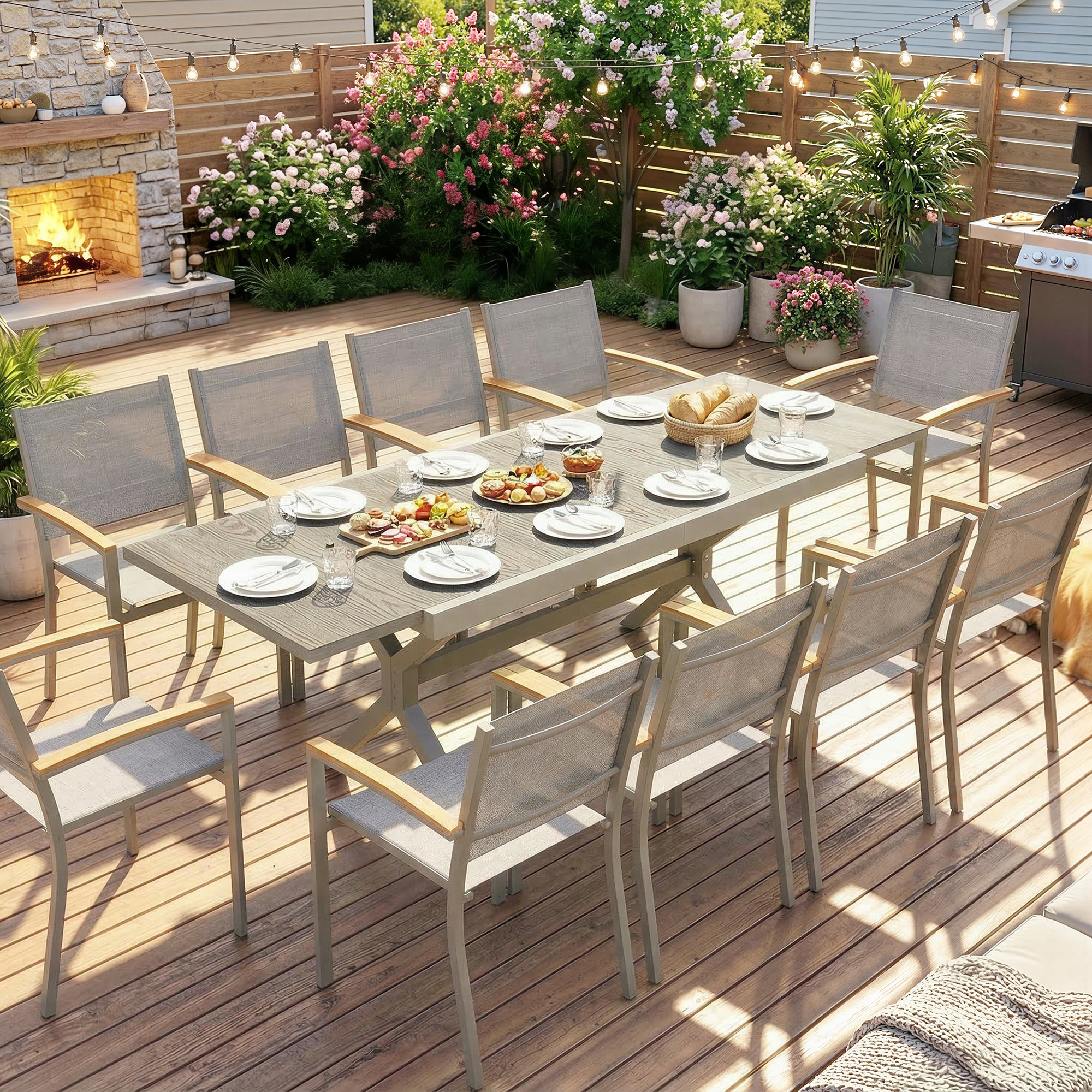 Un patio coperto con zona pranzo, camino e griglia.