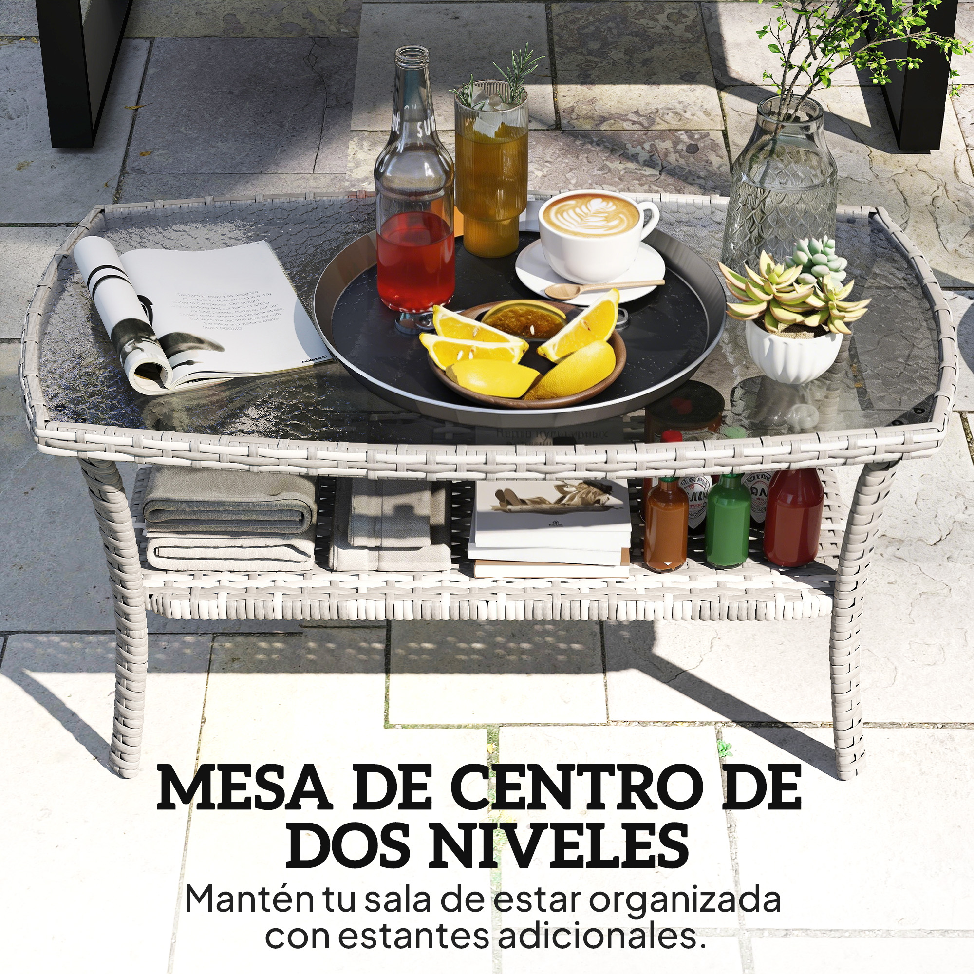 Mesa de centro de cristal con bebidas, café, gajos de limón y plantas.