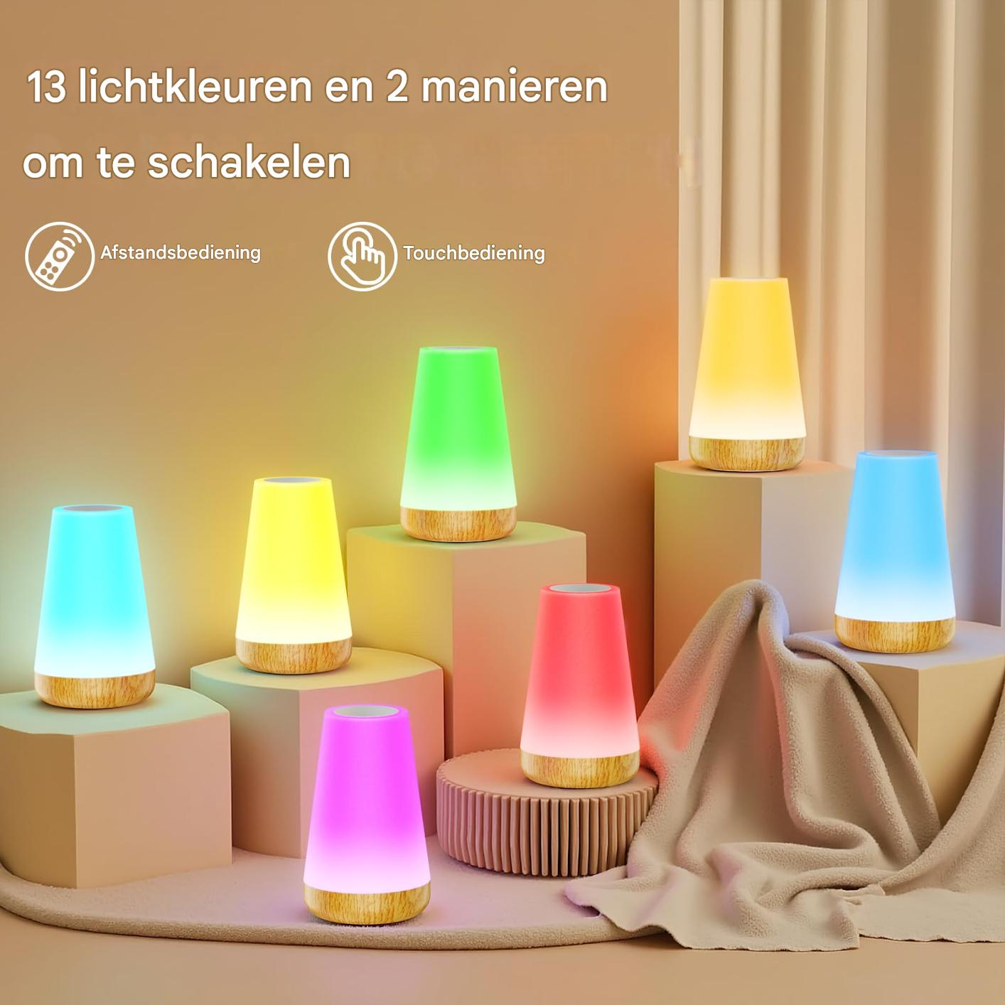 Mehrere bunte Nachttischlampen mit Holzsockel, die auf verschiedenen Ebenen stehen.