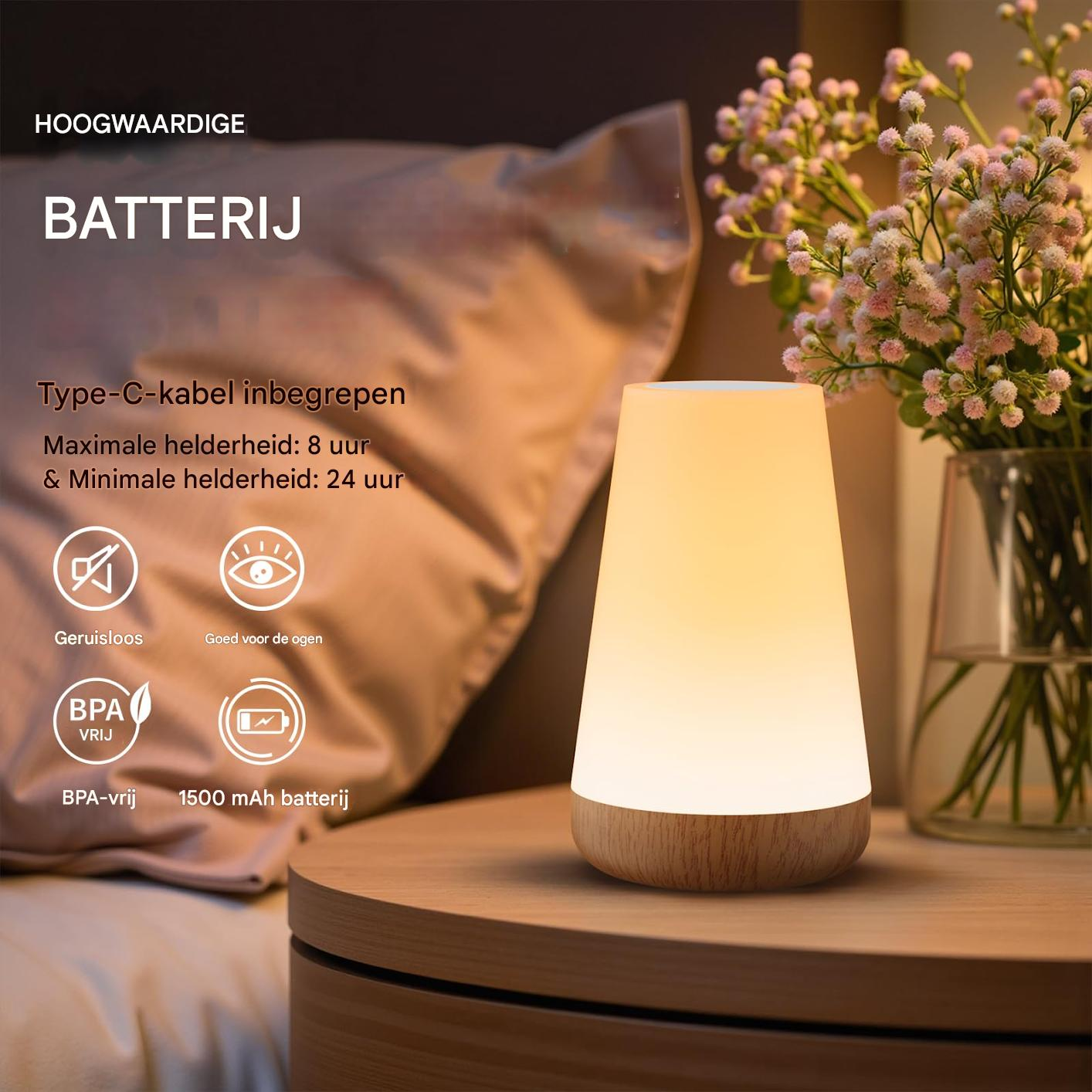 Eine Nachttischlampe mit Holzsockel leuchtet sanft neben Blumen auf einem Nachttisch.