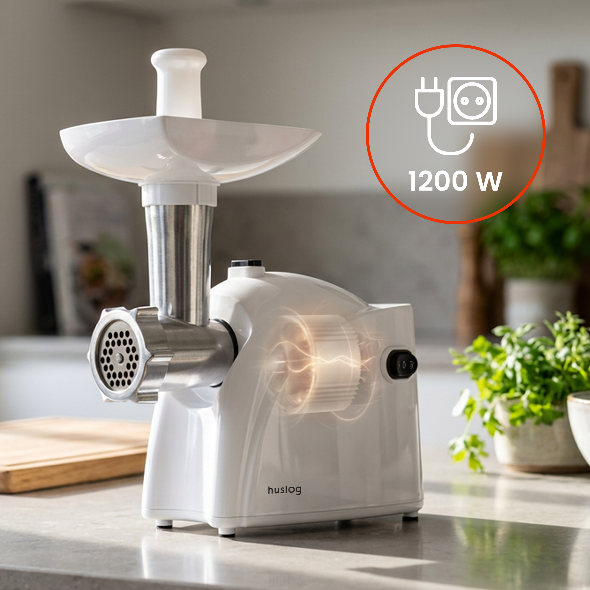 Biała maszynka do mielenia mięsa Huslog, 1200W, na blacie z roślinami.